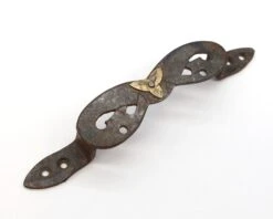 Antique 11.375 In. Cast Iron Center Brass Foliate Motif Trunk Pull 10 Antique 11.375 In. Cast Iron Center Brass Foliate Motif Trunk Pull -OGT Sale Store cabinet furniture pulls for sale q281773