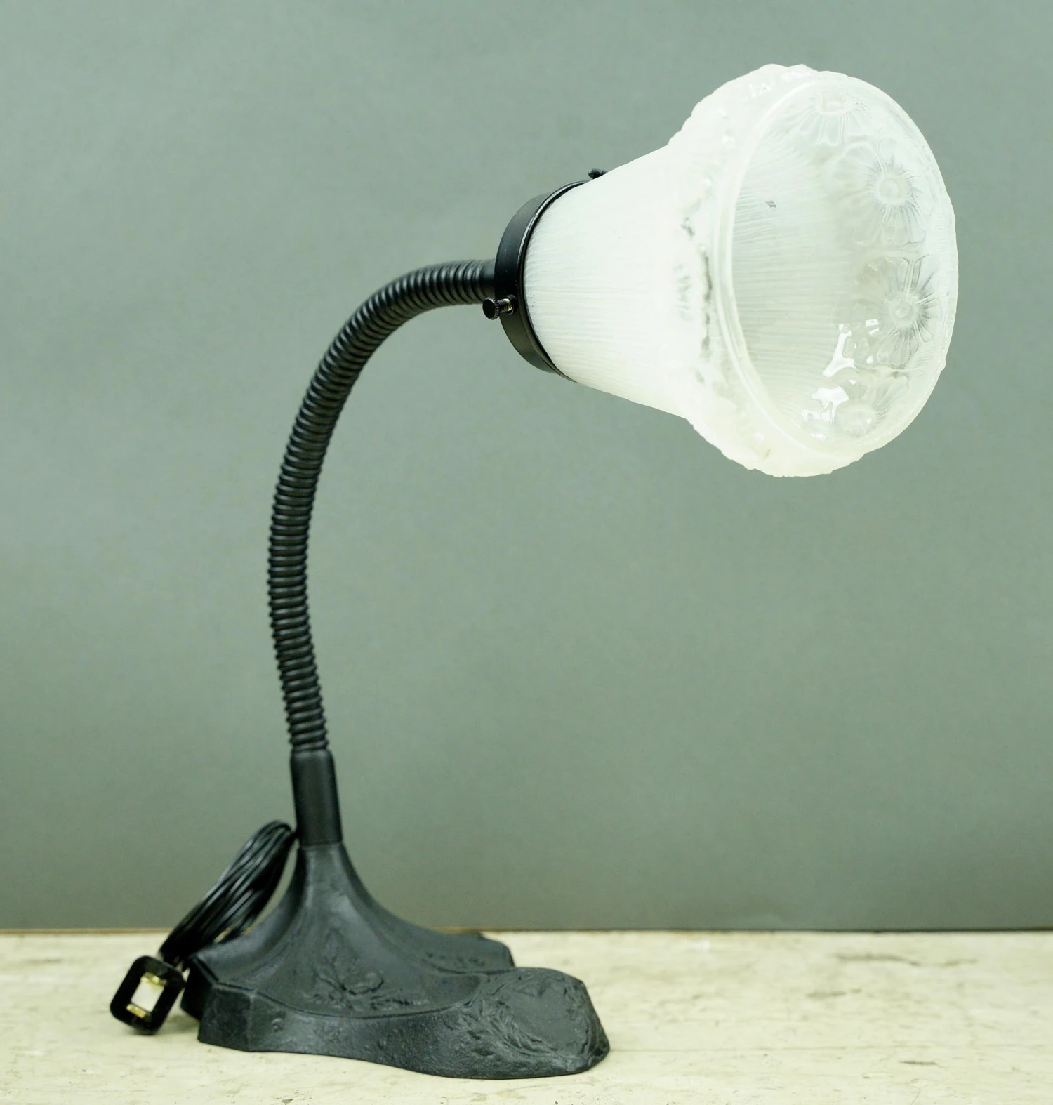 Restored Antique S. Robert Schwartz & Bro. Floral Adjustable Arm Desk Lamp 4 Restored Antique S. Robert Schwartz & Bro. Floral Adjustable Arm Desk Lamp - Image 2