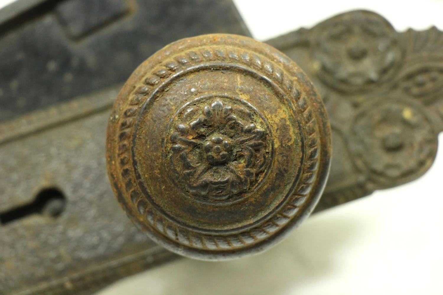 Antique 1920s Penn Cast Iron Yucca Door Knob Set 4 Antique 1920s Penn Cast Iron Yucca Door Knob Set - Image 2