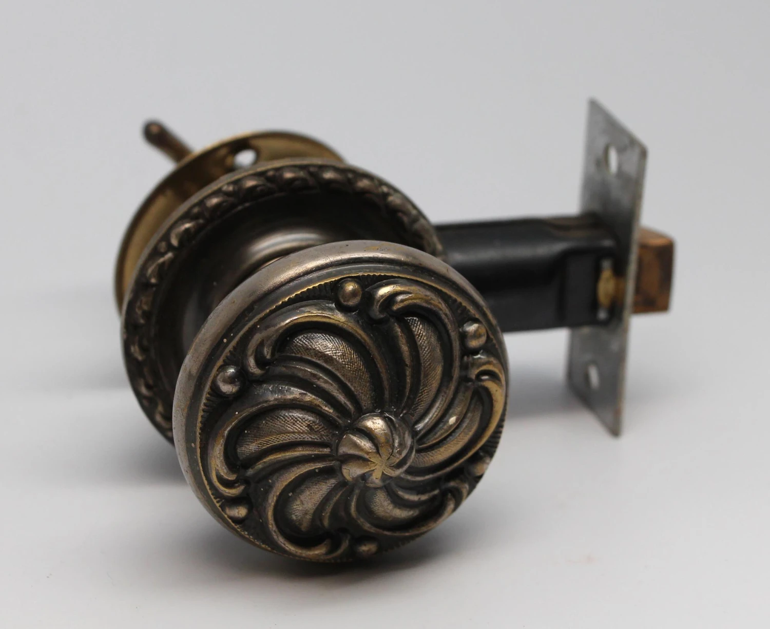 Art Nouveau Floral Door Knob & Closet Latch Set 4 Art Nouveau Floral Door Knob & Closet Latch Set - Image 2