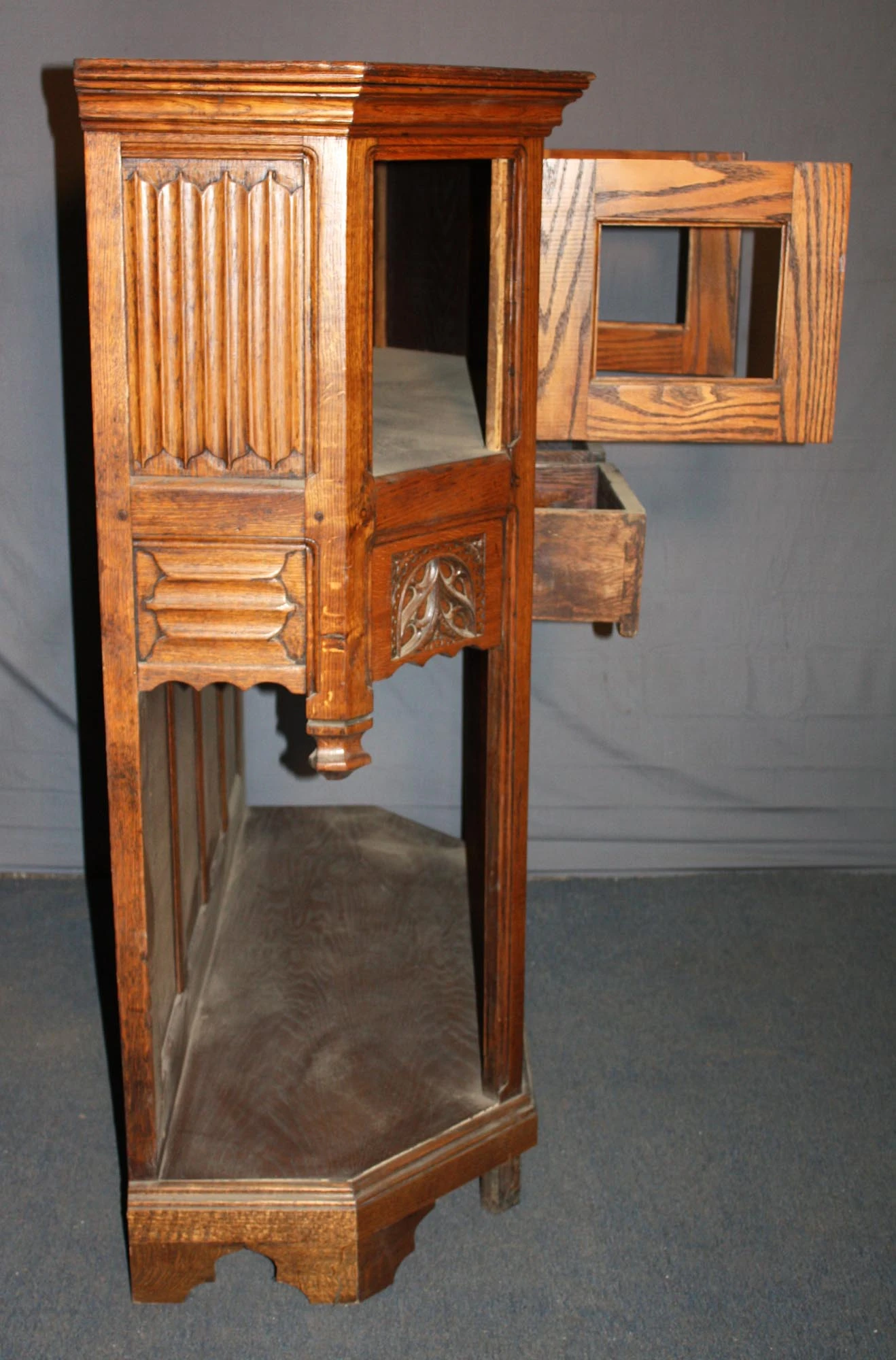 Gothic Style Small Oak Server 4 Gothic Style Small Oak Server - Image 2