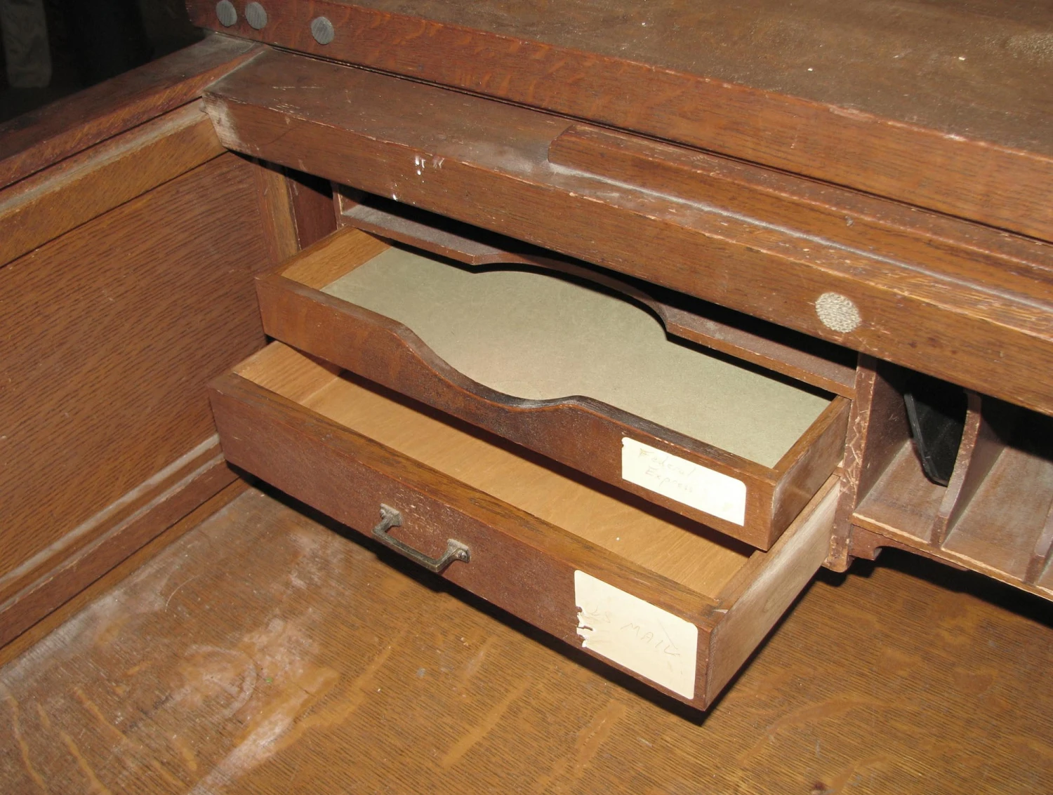 Antique Roll Top Wooden Desk In Tiger Oak 9 Antique Roll Top Wooden Desk In Tiger Oak - Image 7
