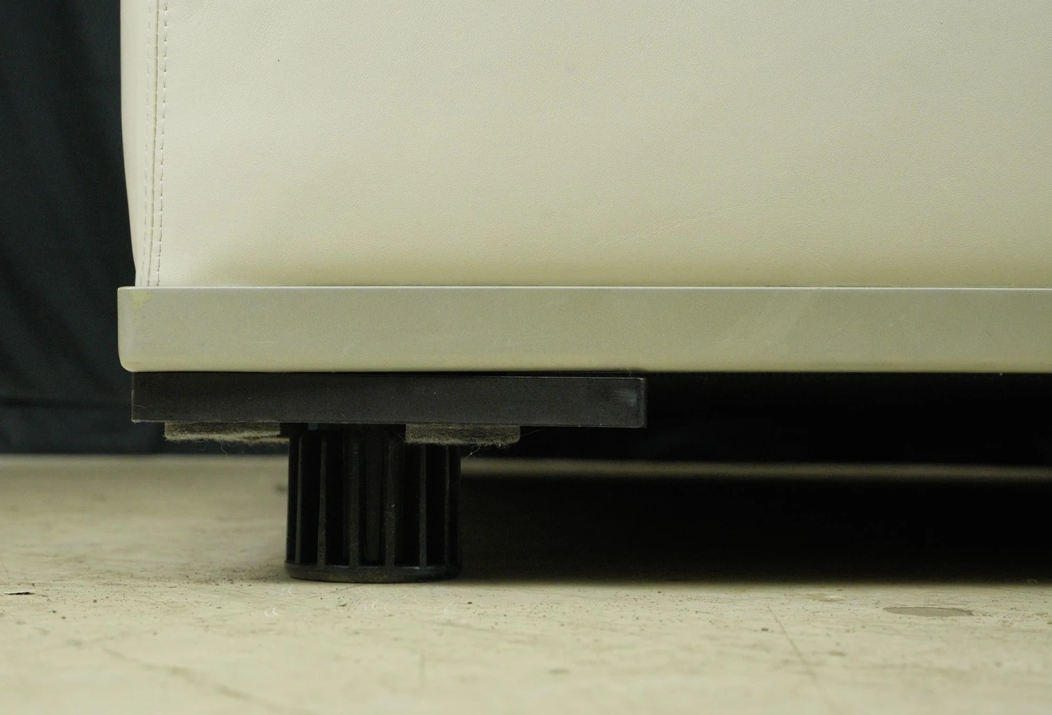 Contemporary White Leather Square Maxalto Italian Apta Ottoman 5 Contemporary White Leather Square Maxalto Italian Apta Ottoman - Image 3