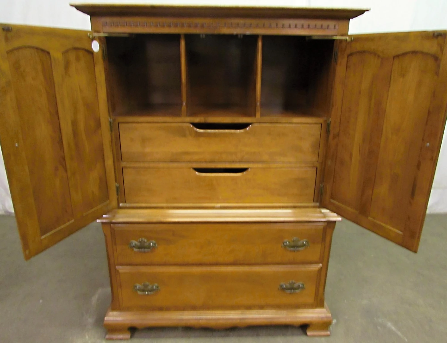 Vintage Traditional Wood Bedroom Armoire Dresser 6 Vintage Traditional Wood Bedroom Armoire Dresser - Image 4