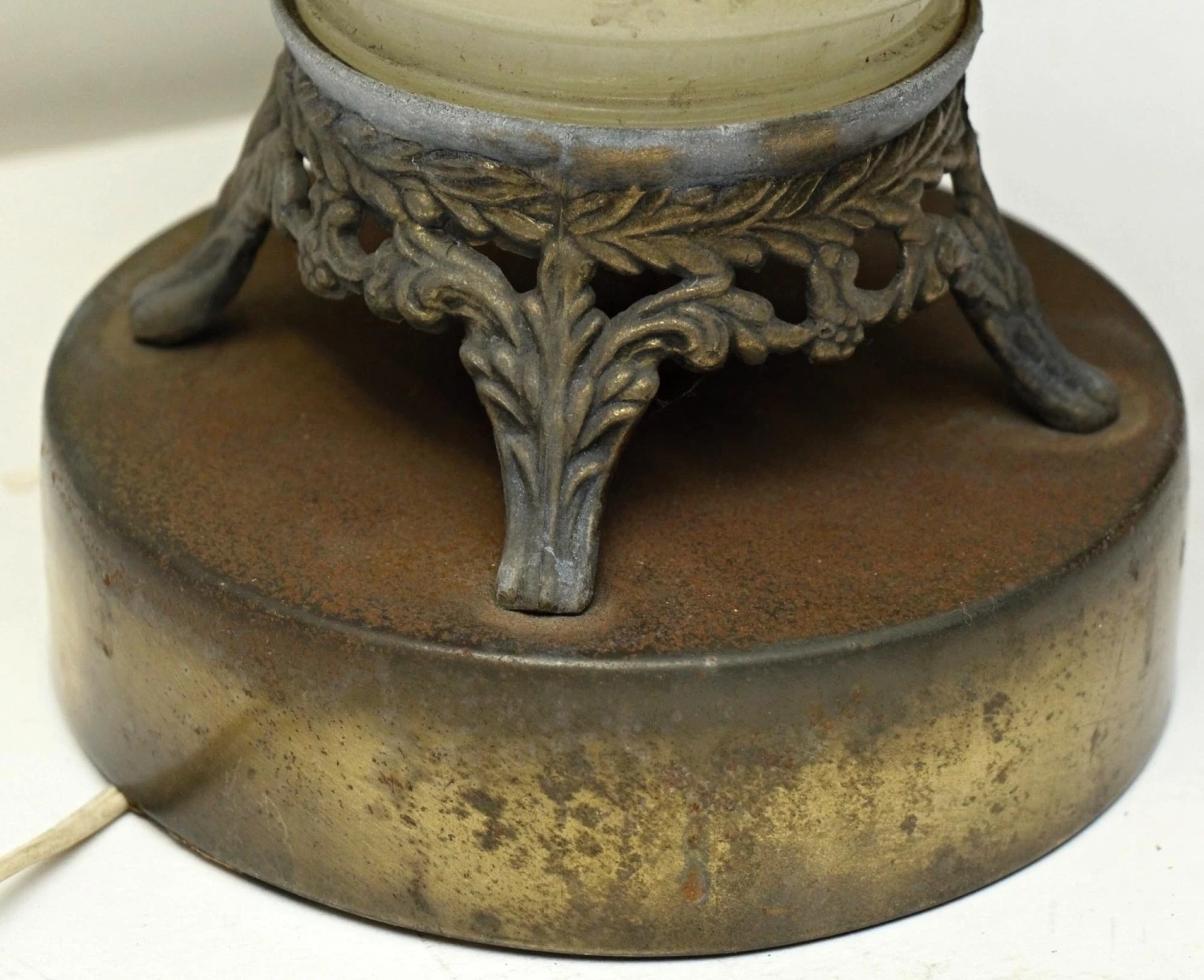 Vintage White Floral Crystal & Glass Table Lamp 8 Vintage White Floral Crystal & Glass Table Lamp - Image 6