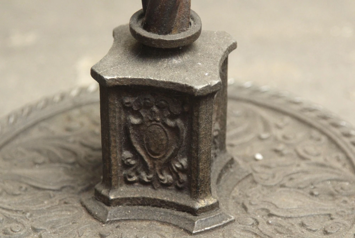 Victorian Horse Motif Bronze Finish Cast Iron Floor Lamp 8 Victorian Horse Motif Bronze Finish Cast Iron Floor Lamp - Image 6