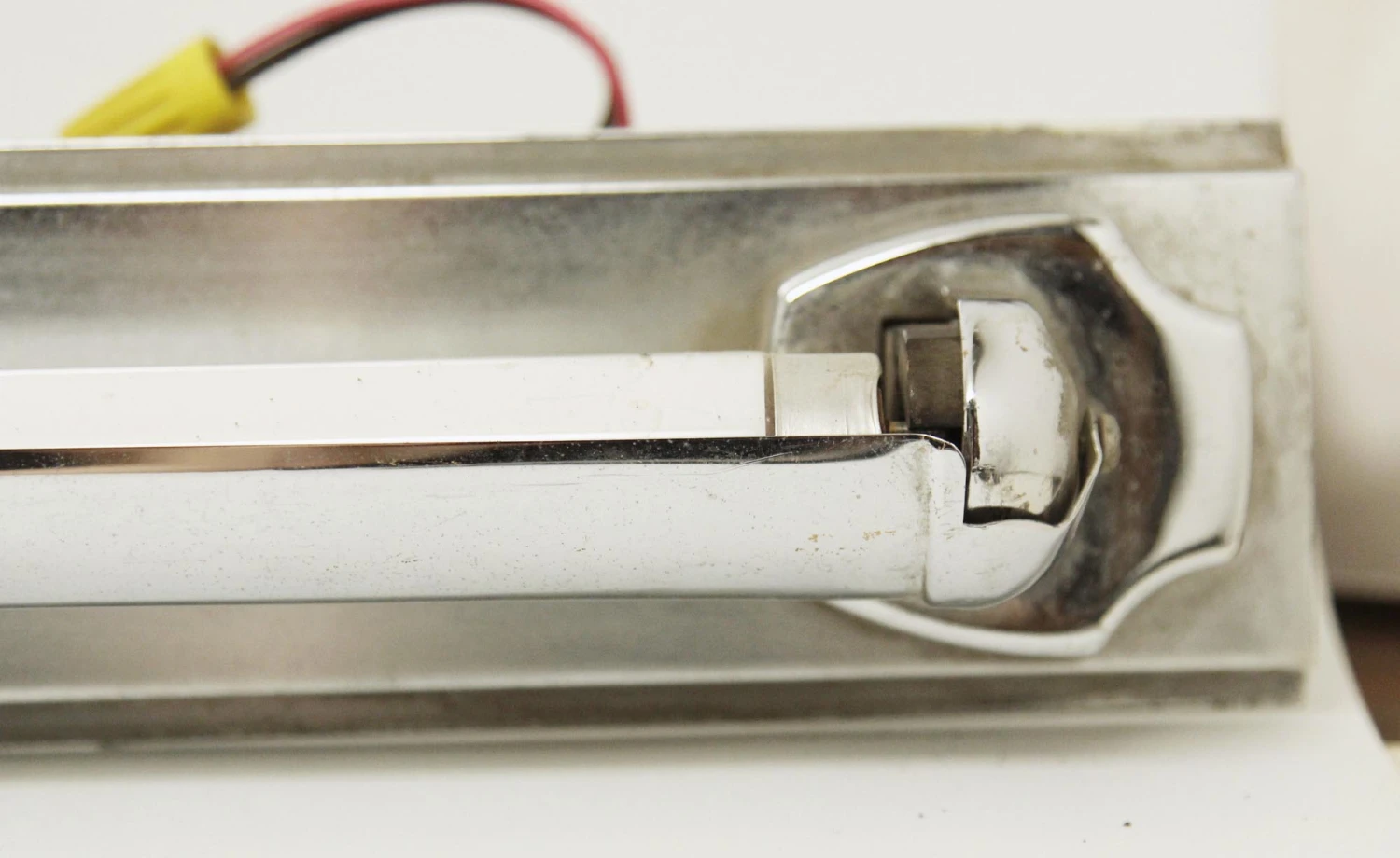 Mid Century Chrome Fluorescent Bathroom Wall Light 6 Mid Century Chrome Fluorescent Bathroom Wall Light - Image 4