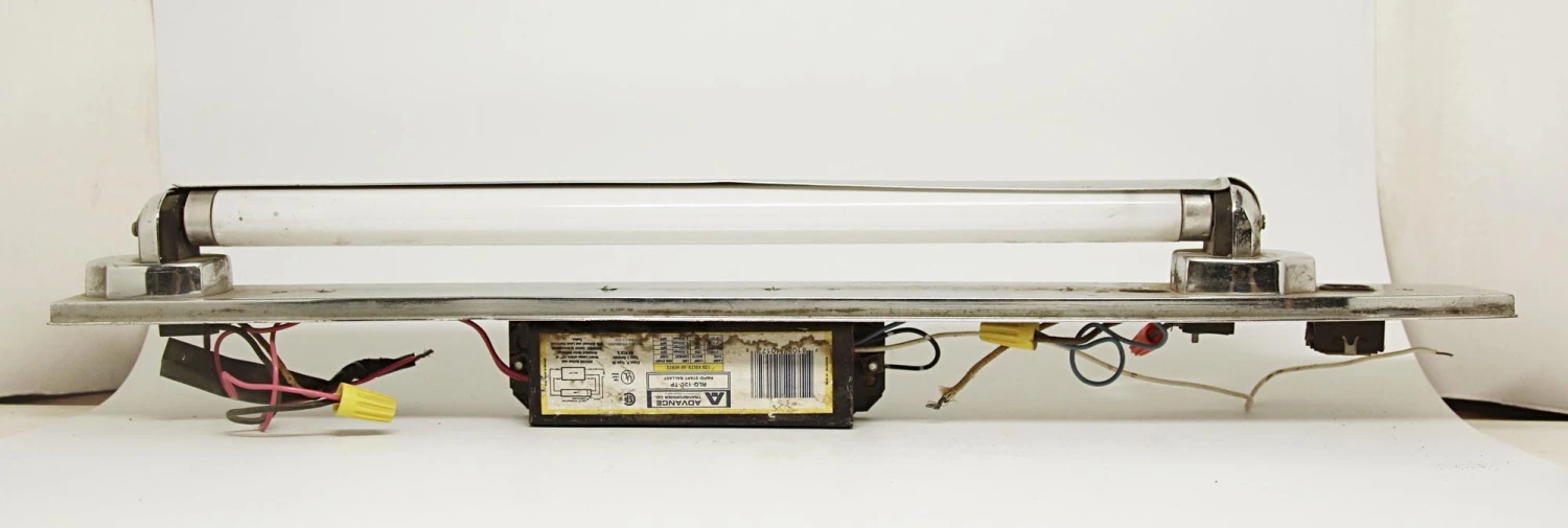 Mid Century Chrome Fluorescent Bathroom Wall Light 8 Mid Century Chrome Fluorescent Bathroom Wall Light - Image 6