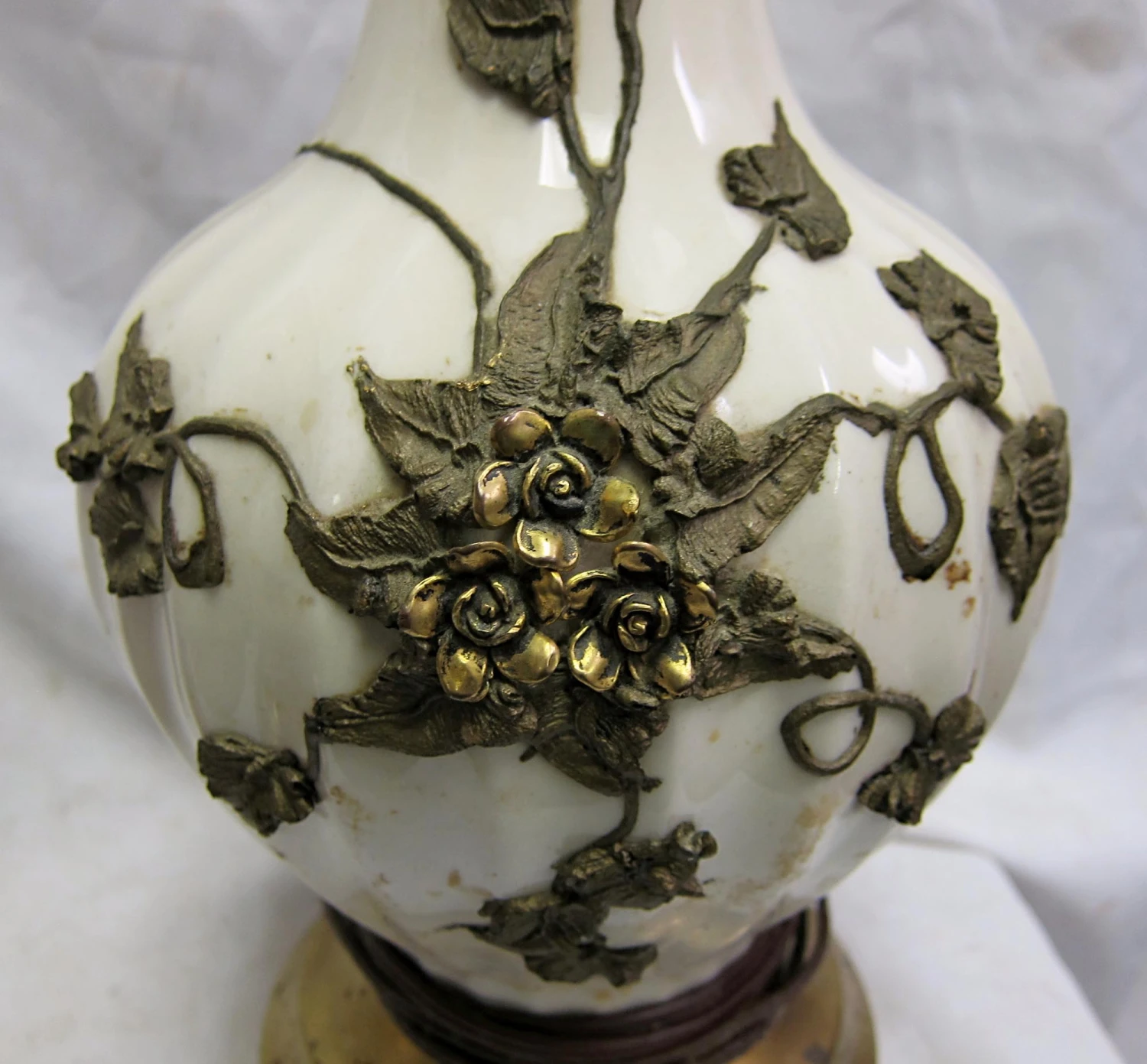 Pair Of Traditional Floral White Ceramic Table Lamps 7 Pair Of Traditional Floral White Ceramic Table Lamps - Image 5