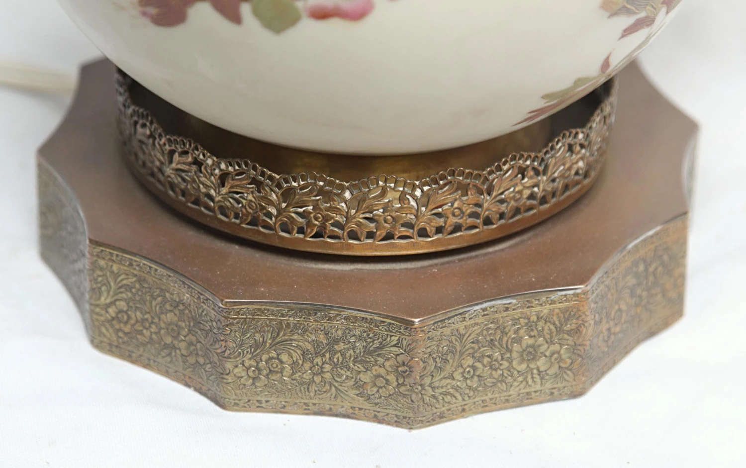 Vintage Hand Painted Oriental Floral Brass Base Table Lamp 9 Vintage Hand Painted Oriental Floral Brass Base Table Lamp - Image 7