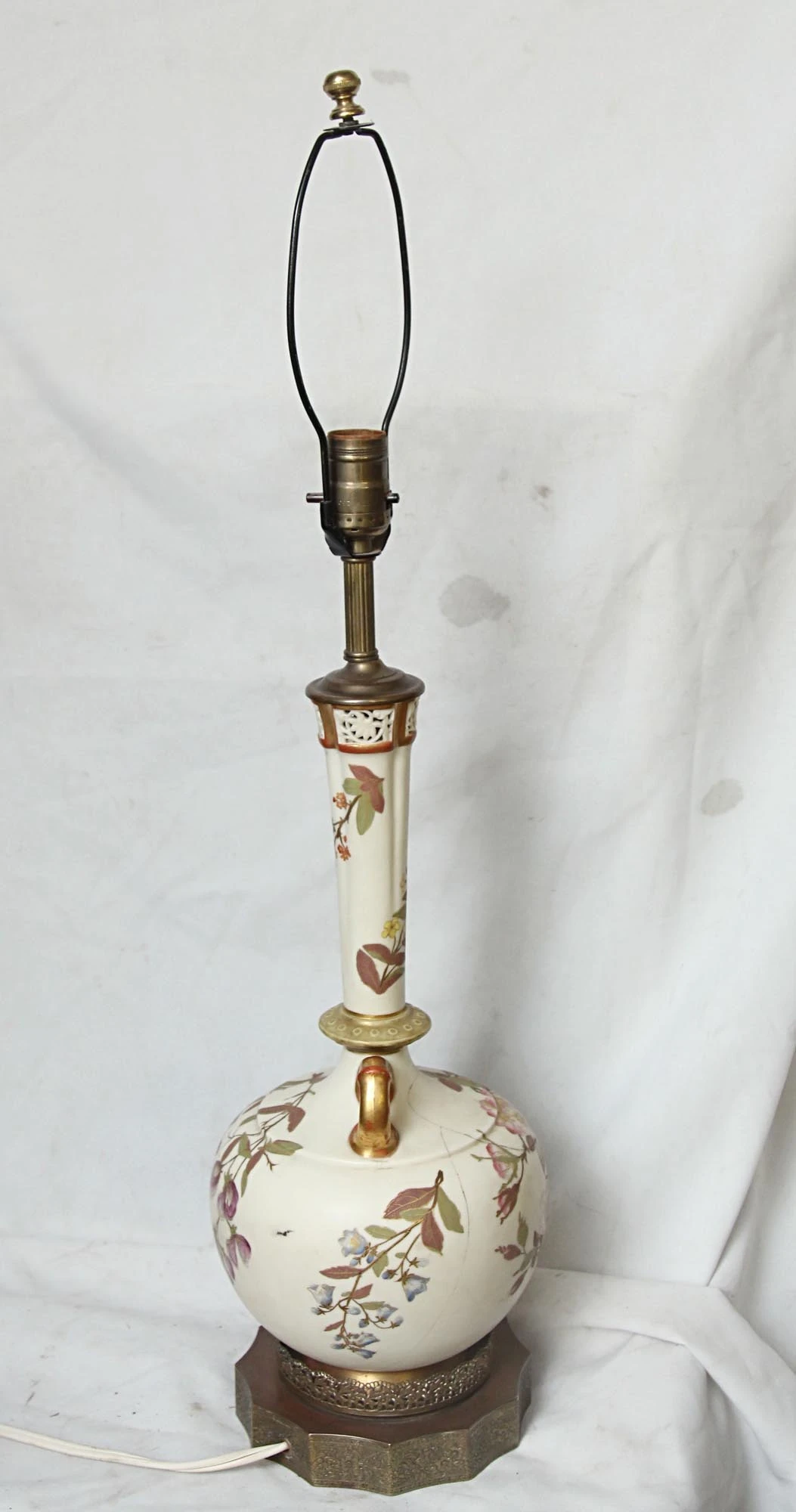 Vintage Hand Painted Oriental Floral Brass Base Table Lamp 10 Vintage Hand Painted Oriental Floral Brass Base Table Lamp - Image 8