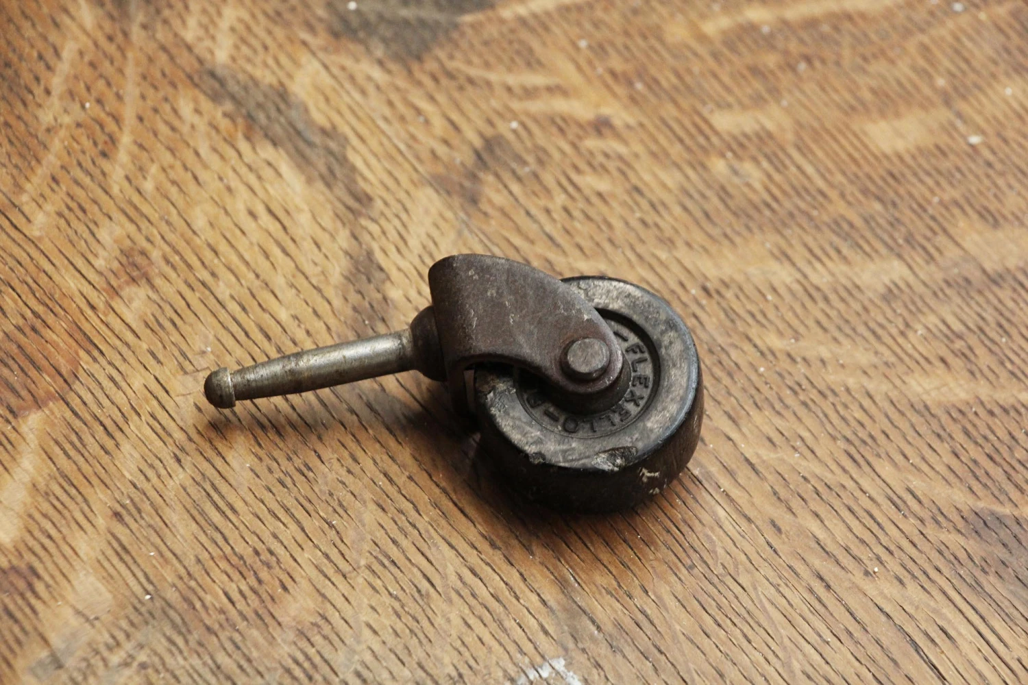 Round Oak Top Wood Table With Wheels 7 Round Oak Top Wood Table With Wheels - Image 5