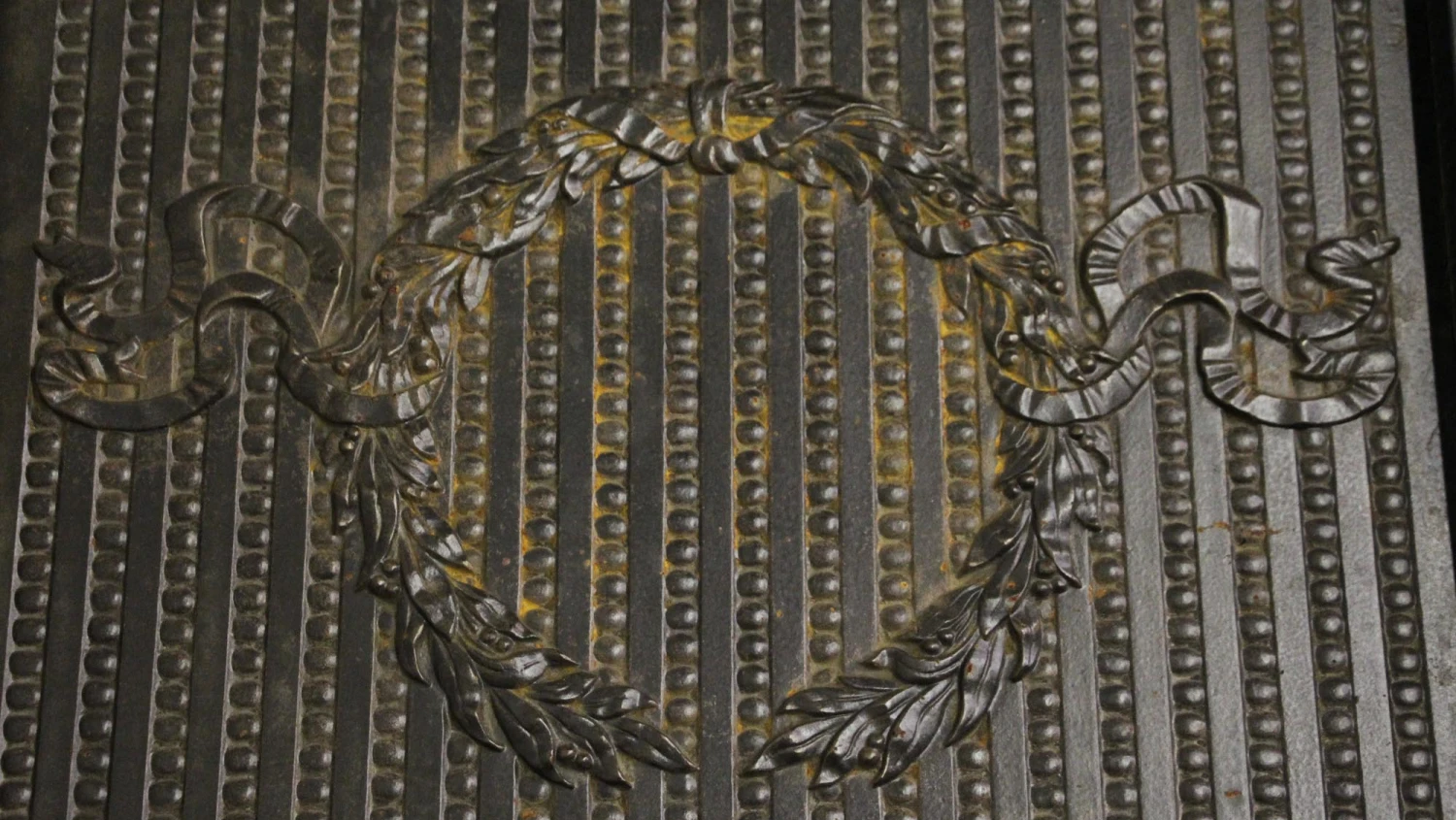 Beaded Wreath Iron Coffee Table 6 Beaded Wreath Iron Coffee Table - Image 4