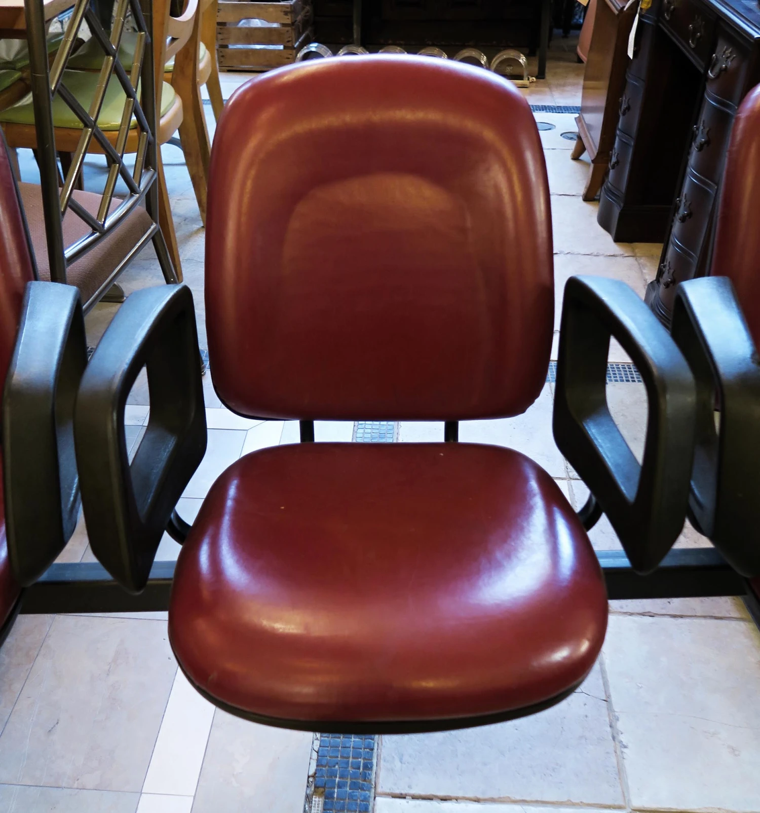 3 Seat Modern Red Commercial Seating Unit 6 3 Seat Modern Red Commercial Seating Unit - Image 4