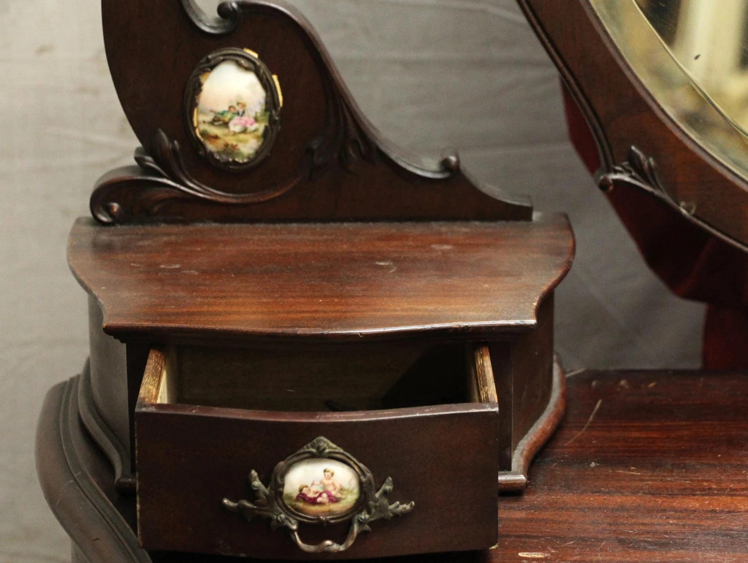 Queen Anne Mahogany Vanity Dresser 12 Queen Anne Mahogany Vanity Dresser - Image 10