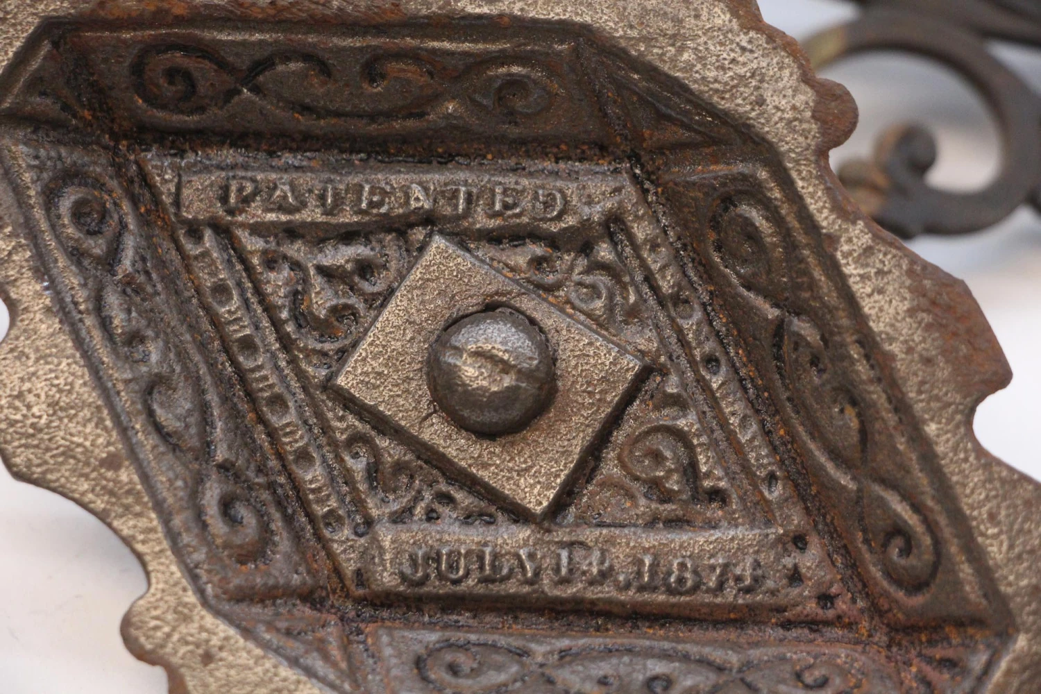 Victorian Cast Iron Oil Lamp Holder With Mounting Bracket 9 Victorian Cast Iron Oil Lamp Holder With Mounting Bracket - Image 7