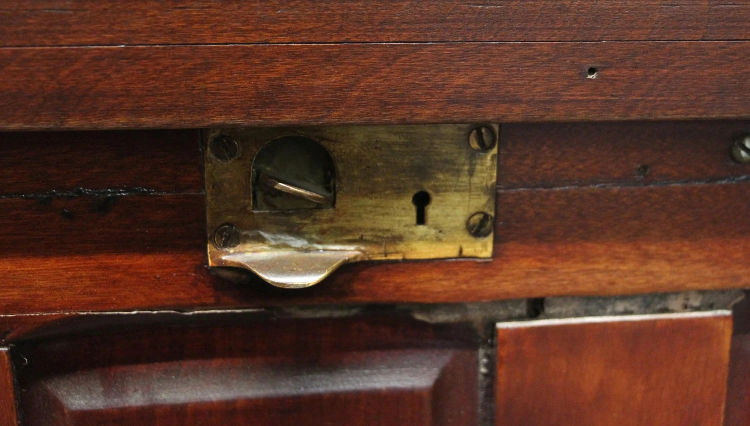 Carved Mahogany Showcase With Cabriole Legs 13 Carved Mahogany Showcase With Cabriole Legs - Image 11