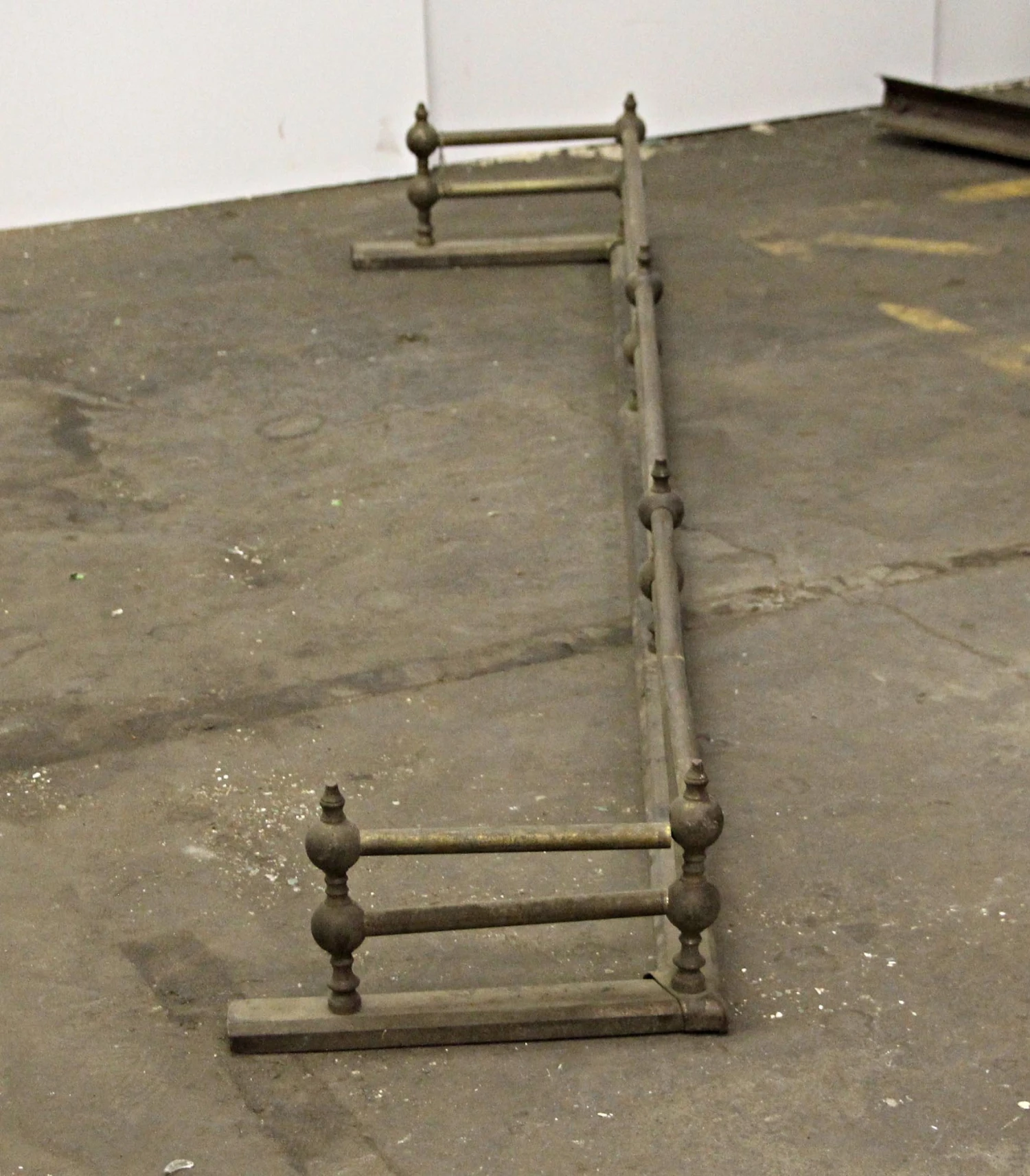 Traditional Antique 5 Foot Brass Fireplace Fender 7 Traditional Antique 5 Foot Brass Fireplace Fender - Image 5