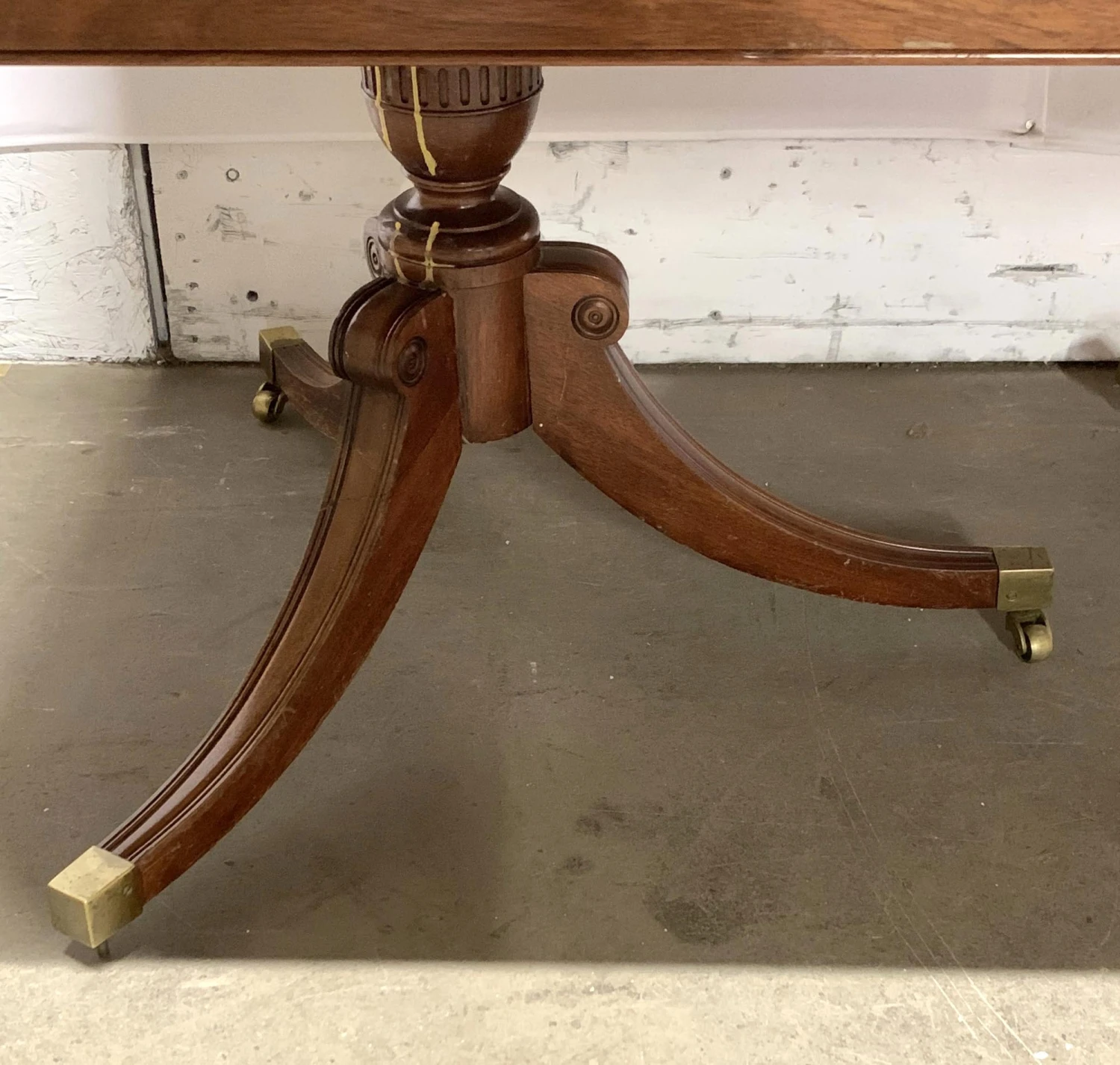 Duncan Phyfe Style 5 Foot Dining Room Table 7 Duncan Phyfe Style 5 Foot Dining Room Table - Image 5