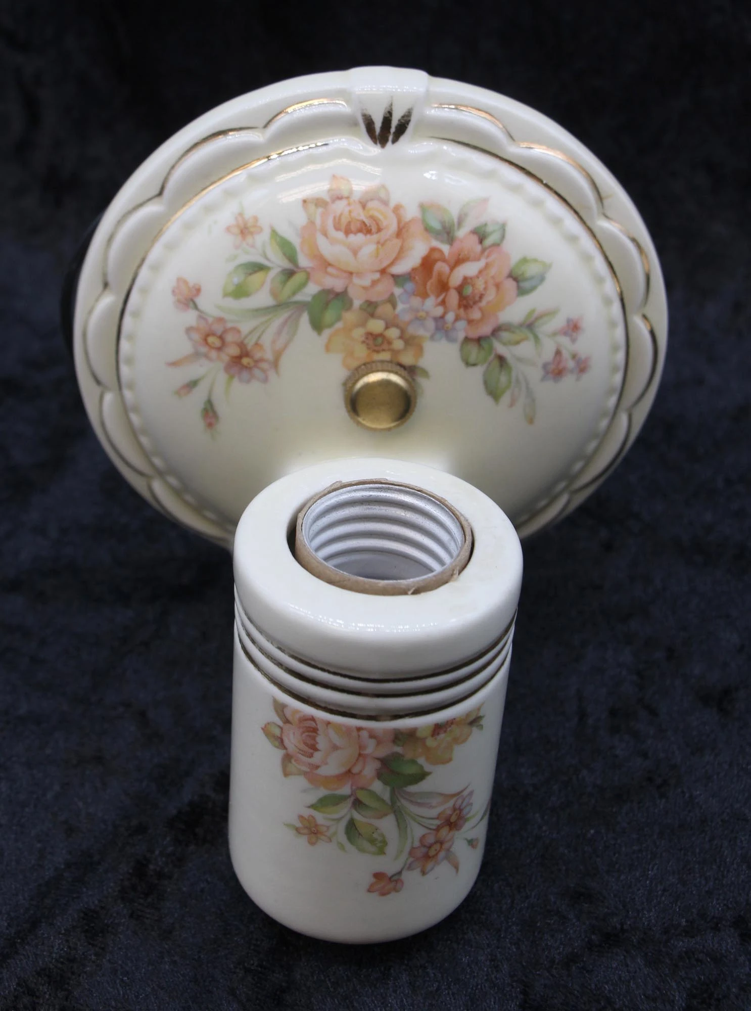 Pair Of 1940s White Floral Ceramic Bathroom Wall Sconces 6 Pair Of 1940s White Floral Ceramic Bathroom Wall Sconces - Image 4