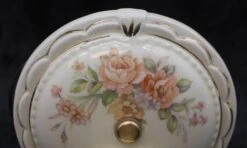 Pair Of 1940s White Floral Ceramic Bathroom Wall Sconces 15 Pair Of 1940s White Floral Ceramic Bathroom Wall Sconces -OGT Sale Store q273536 05