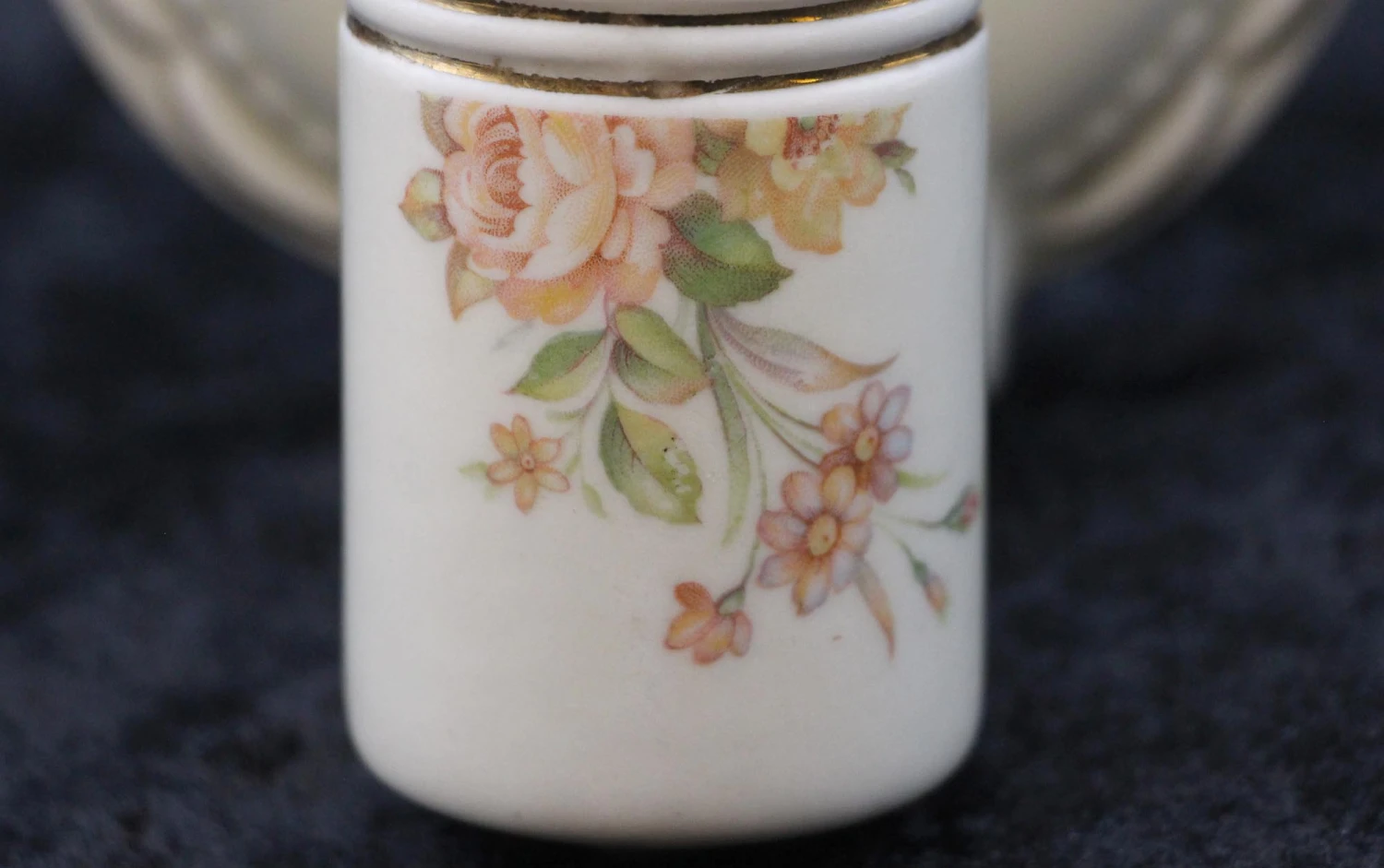 Pair Of 1940s White Floral Ceramic Bathroom Wall Sconces 8 Pair Of 1940s White Floral Ceramic Bathroom Wall Sconces - Image 6