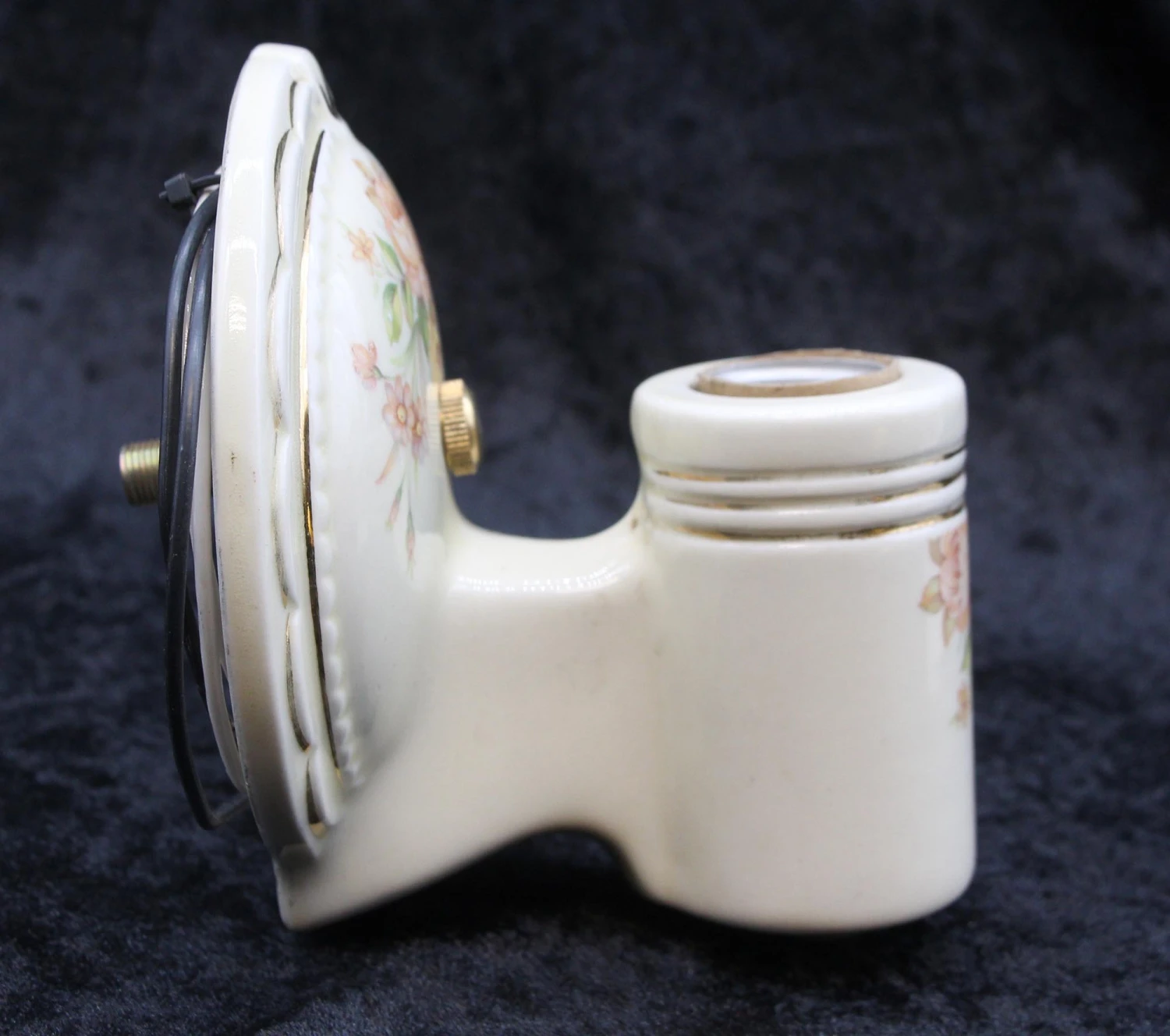 Pair Of 1940s White Floral Ceramic Bathroom Wall Sconces 9 Pair Of 1940s White Floral Ceramic Bathroom Wall Sconces - Image 7