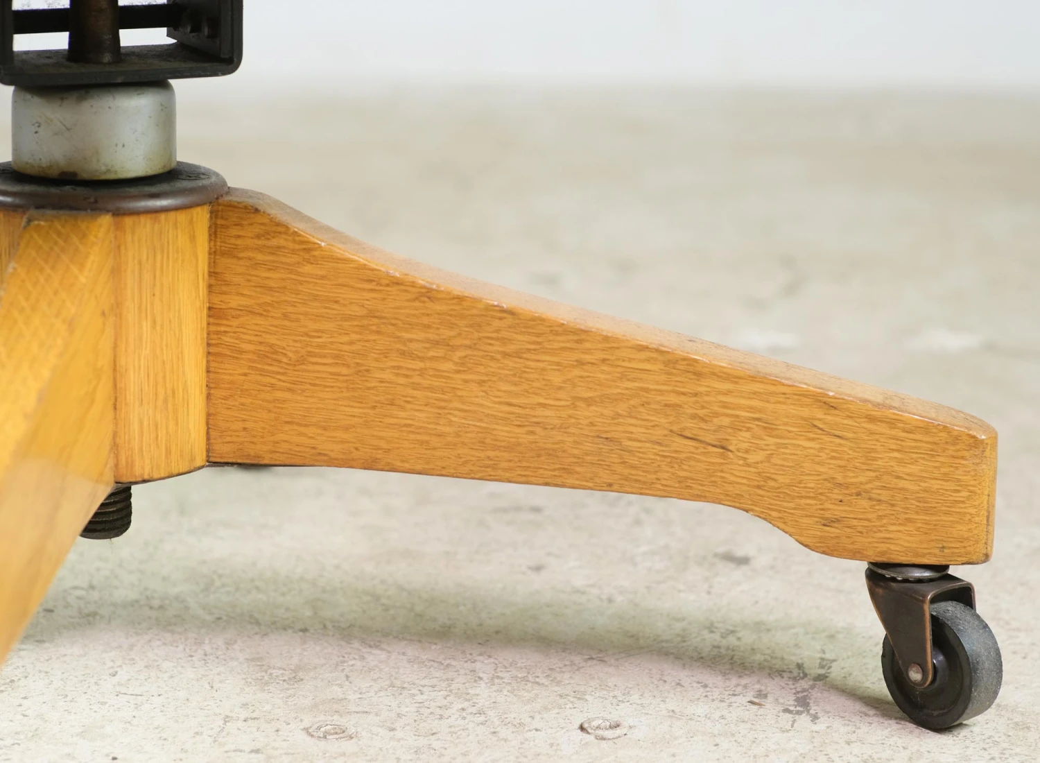 Light Tone Solid Oak Rolling Banker’s Chair With Swivel Seat 12 Light Tone Solid Oak Rolling Banker’s Chair With Swivel Seat - Image 10