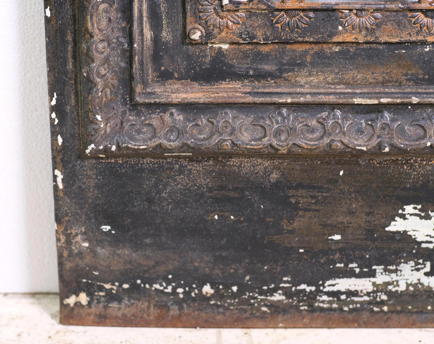 Cast Iron Ornate Fireplace Insert With Art Deco & Floral Motif 7 Cast Iron Ornate Fireplace Insert With Art Deco & Floral Motif - Image 5