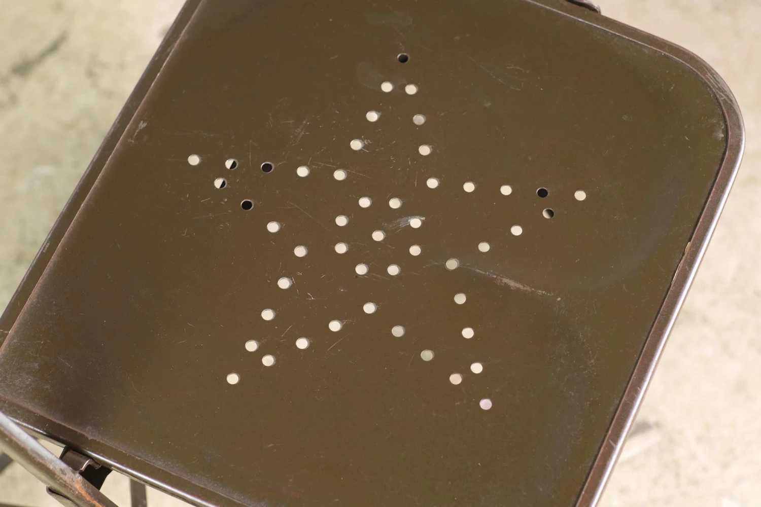 Vintage Star Cutout Brown Seat Steel Folding Chair 6 Vintage Star Cutout Brown Seat Steel Folding Chair - Image 4