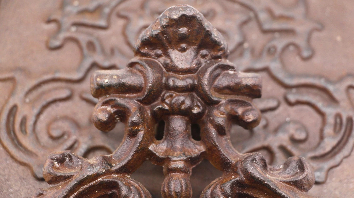 Antique Cast Iron Ornate Door Knocker On Back Plate 6 Antique Cast Iron Ornate Door Knocker On Back Plate - Image 4