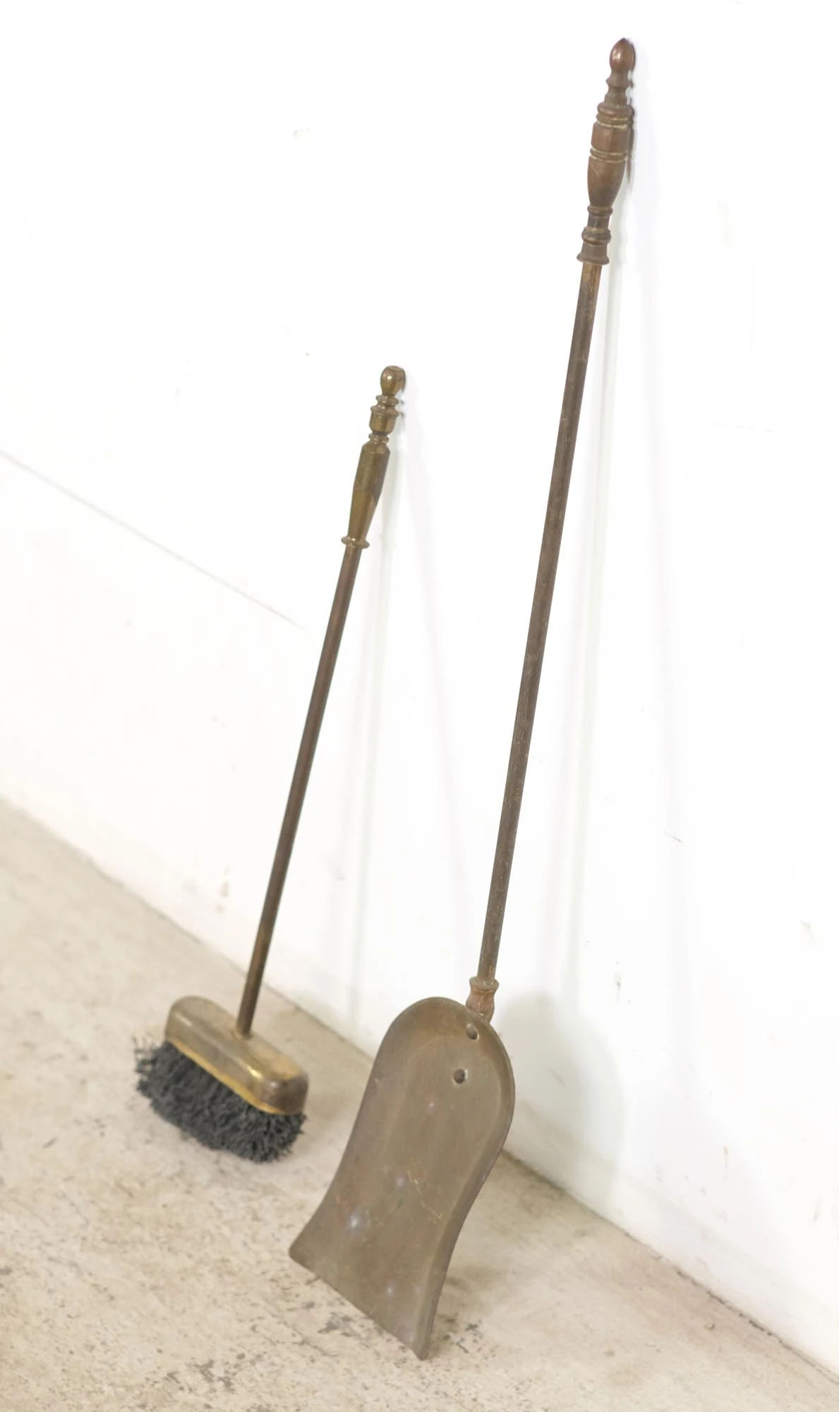 Vintage Traditional Brass Fireplace 3 Piece Tool Set 6 Vintage Traditional Brass Fireplace 3 Piece Tool Set - Image 4