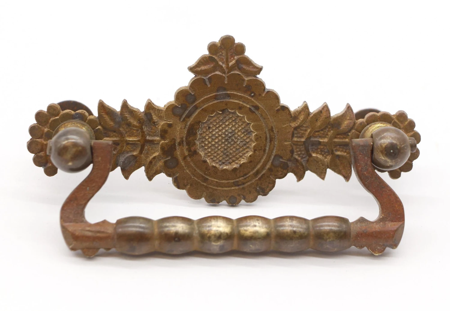 Set Of 4 Antique Stamped Brass Foliate Bail Drawer Pulls 6 Set Of 4 Antique Stamped Brass Foliate Bail Drawer Pulls - Image 4