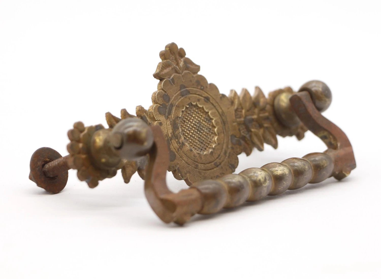 Set Of 4 Antique Stamped Brass Foliate Bail Drawer Pulls 7 Set Of 4 Antique Stamped Brass Foliate Bail Drawer Pulls - Image 5