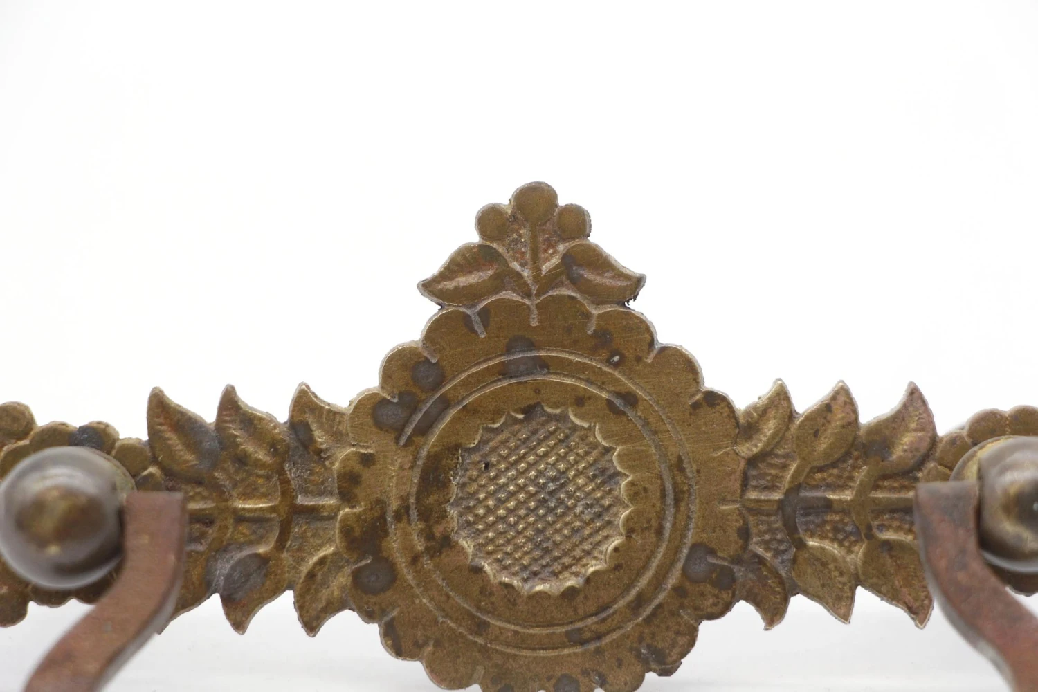 Set Of 4 Antique Stamped Brass Foliate Bail Drawer Pulls 8 Set Of 4 Antique Stamped Brass Foliate Bail Drawer Pulls - Image 6