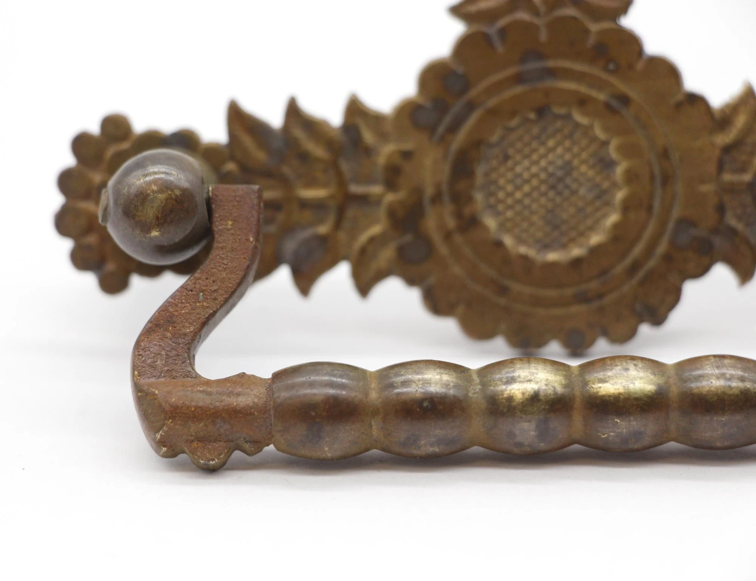 Set Of 4 Antique Stamped Brass Foliate Bail Drawer Pulls 9 Set Of 4 Antique Stamped Brass Foliate Bail Drawer Pulls - Image 7