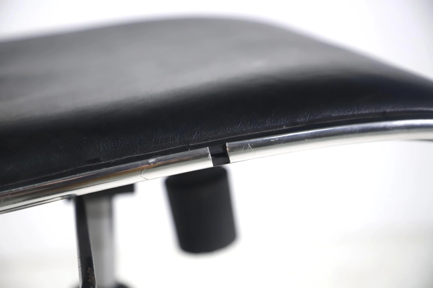 Contemporary Black Faux Leather Office Chair With Metallic Lining 6 Contemporary Black Faux Leather Office Chair With Metallic Lining - Image 4