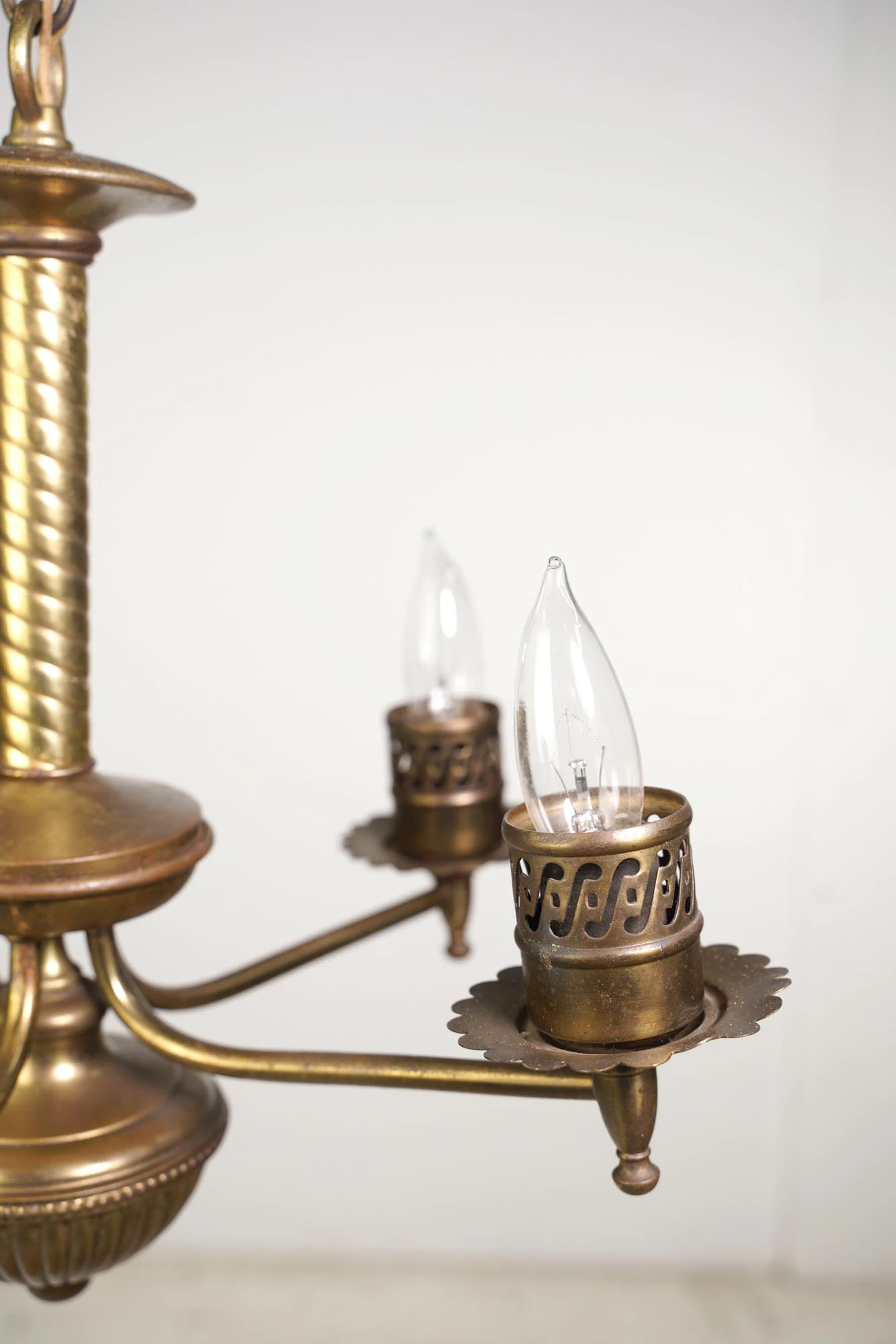 Antique Traditional 5 Arm Brass Chandelier 6 Antique Traditional 5 Arm Brass Chandelier - Image 4