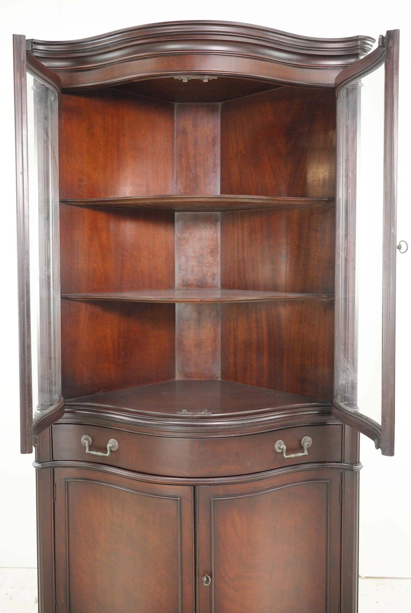 Traditional Mahogany Curved Glass Doors Corner Cabinet 9 Traditional Mahogany Curved Glass Doors Corner Cabinet - Image 7