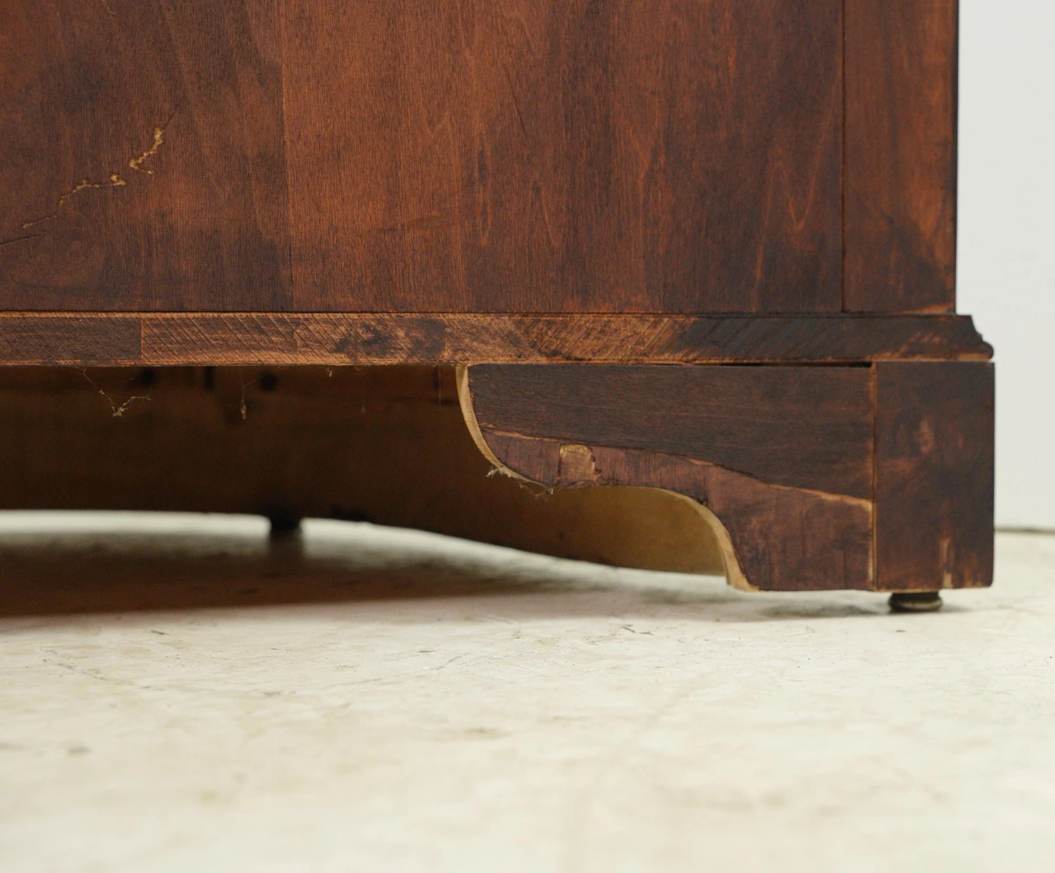 Traditional Mahogany Curved Glass Doors Corner Cabinet 16 Traditional Mahogany Curved Glass Doors Corner Cabinet - Image 14