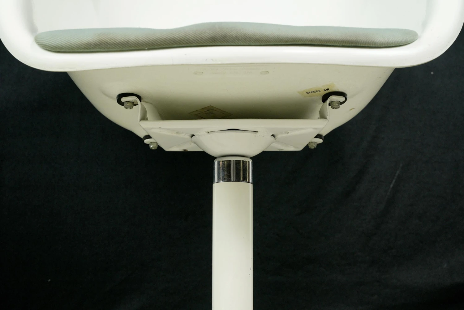 Vintage Mid Century Fiberglass Bucket Swivel Chair 6 Vintage Mid Century Fiberglass Bucket Swivel Chair - Image 4