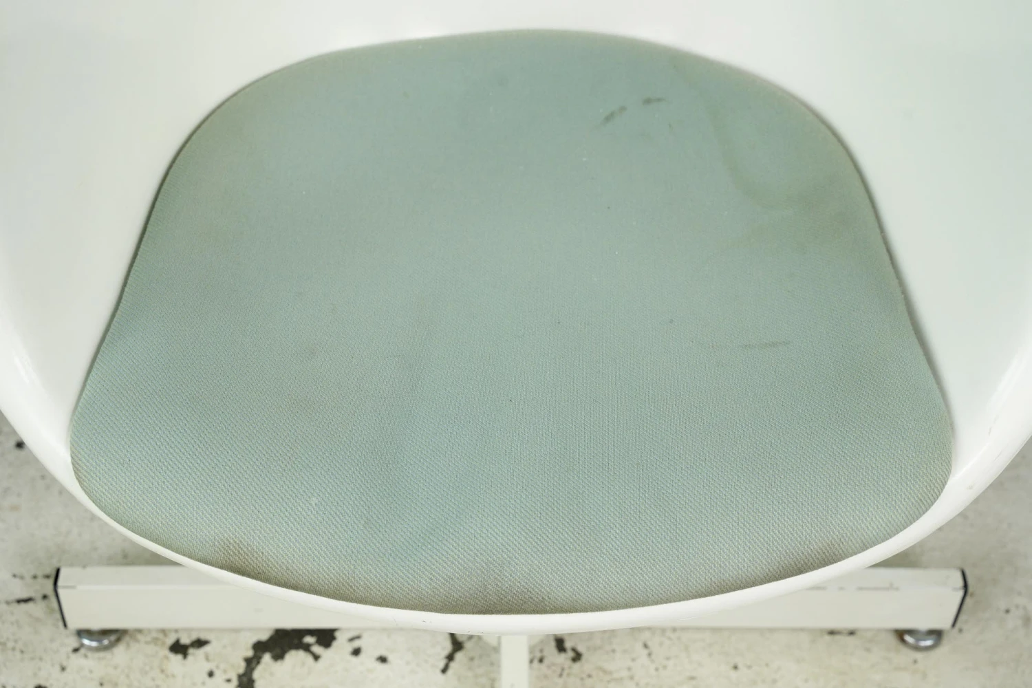 Vintage Mid Century Fiberglass Bucket Swivel Chair 7 Vintage Mid Century Fiberglass Bucket Swivel Chair - Image 5