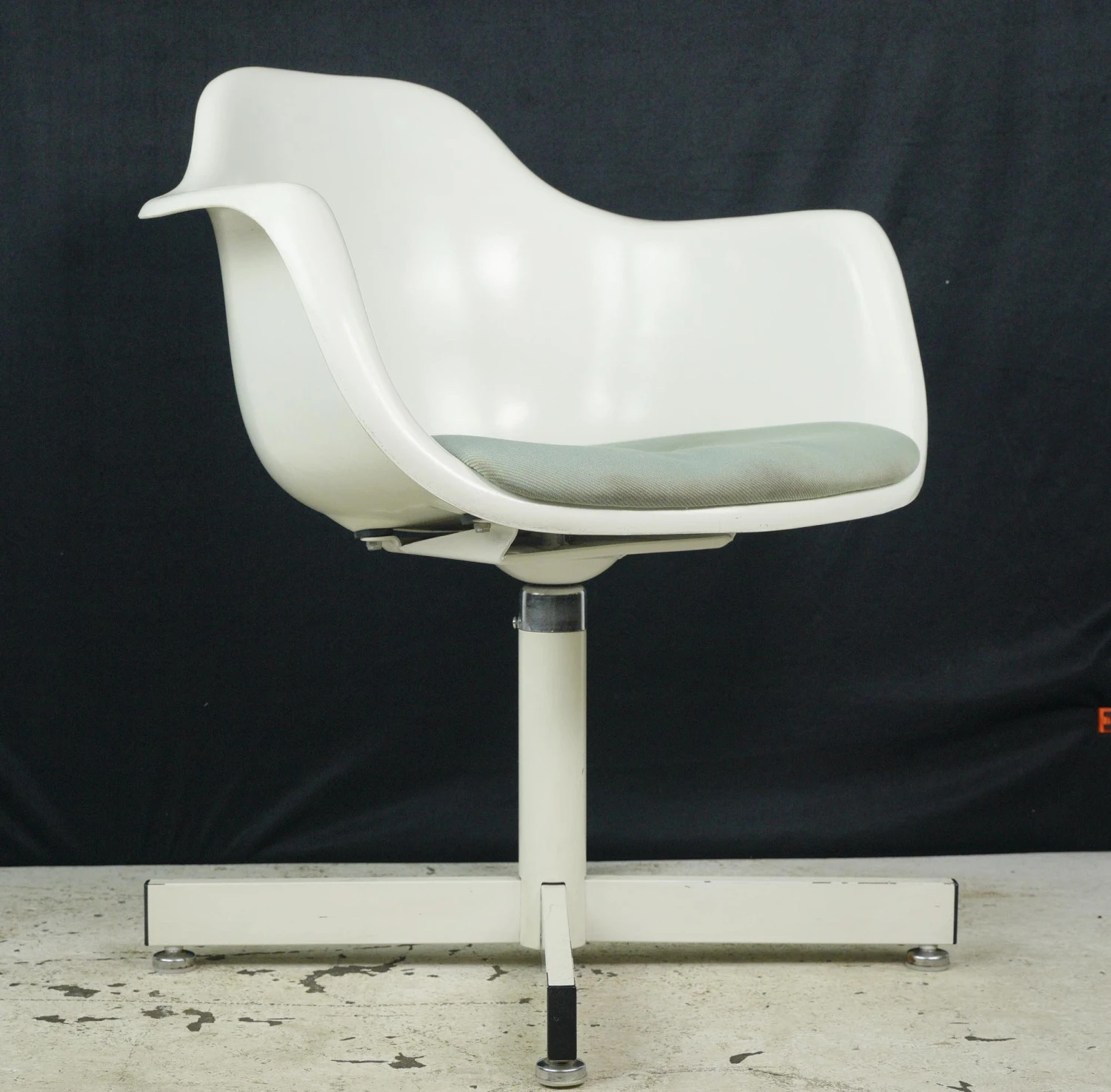 Vintage Mid Century Fiberglass Bucket Swivel Chair 8 Vintage Mid Century Fiberglass Bucket Swivel Chair - Image 6