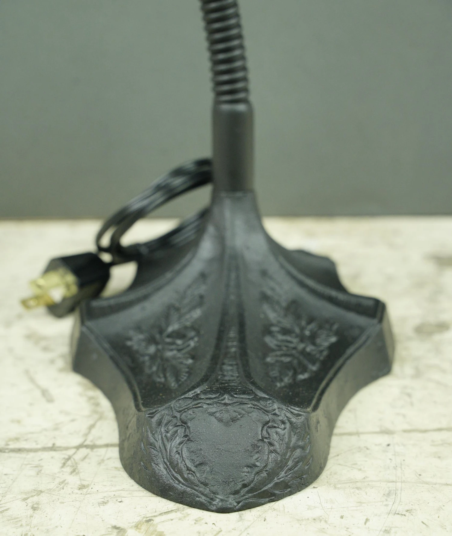 Restored Antique S. Robert Schwartz & Bro. Floral Adjustable Arm Desk Lamp 7 Restored Antique S. Robert Schwartz & Bro. Floral Adjustable Arm Desk Lamp - Image 5