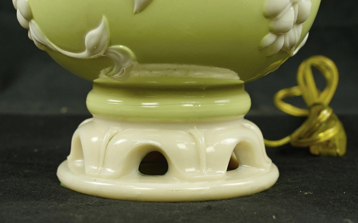 Pair Of Vintage Daisy Green & White Alacite Table Lamps 6 Pair Of Vintage Daisy Green & White Alacite Table Lamps - Image 4