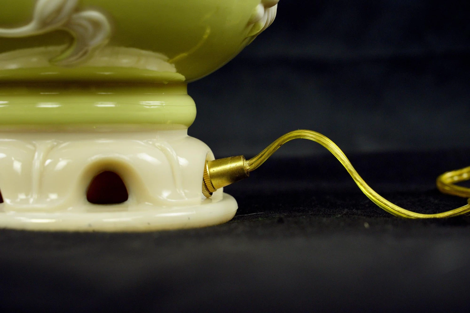 Pair Of Vintage Daisy Green & White Alacite Table Lamps 10 Pair Of Vintage Daisy Green & White Alacite Table Lamps - Image 8