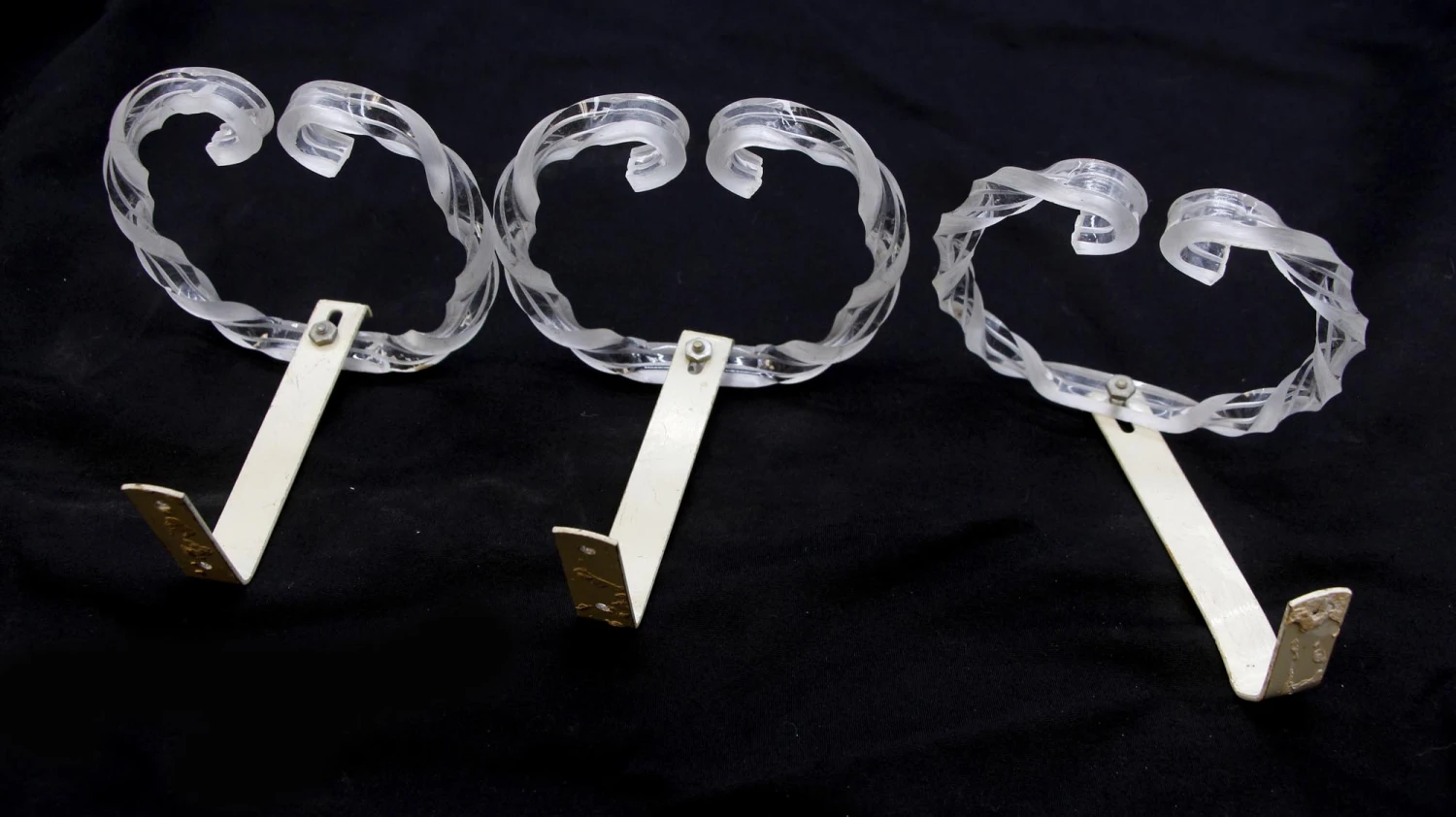 Set Of 3 Vintage Clear Lucite Twisted Curtain Drapery Tie Backs 8 Set Of 3 Vintage Clear Lucite Twisted Curtain Drapery Tie Backs - Image 6