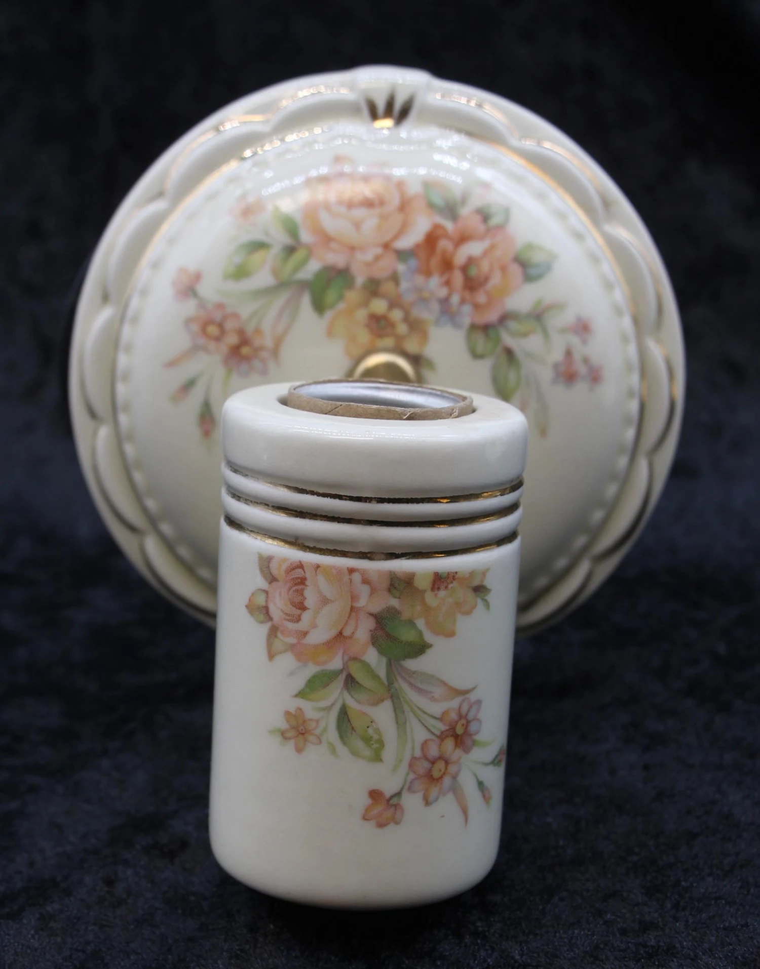 Pair Of 1940s White Floral Ceramic Bathroom Wall Sconces 5 Pair Of 1940s White Floral Ceramic Bathroom Wall Sconces - Image 3