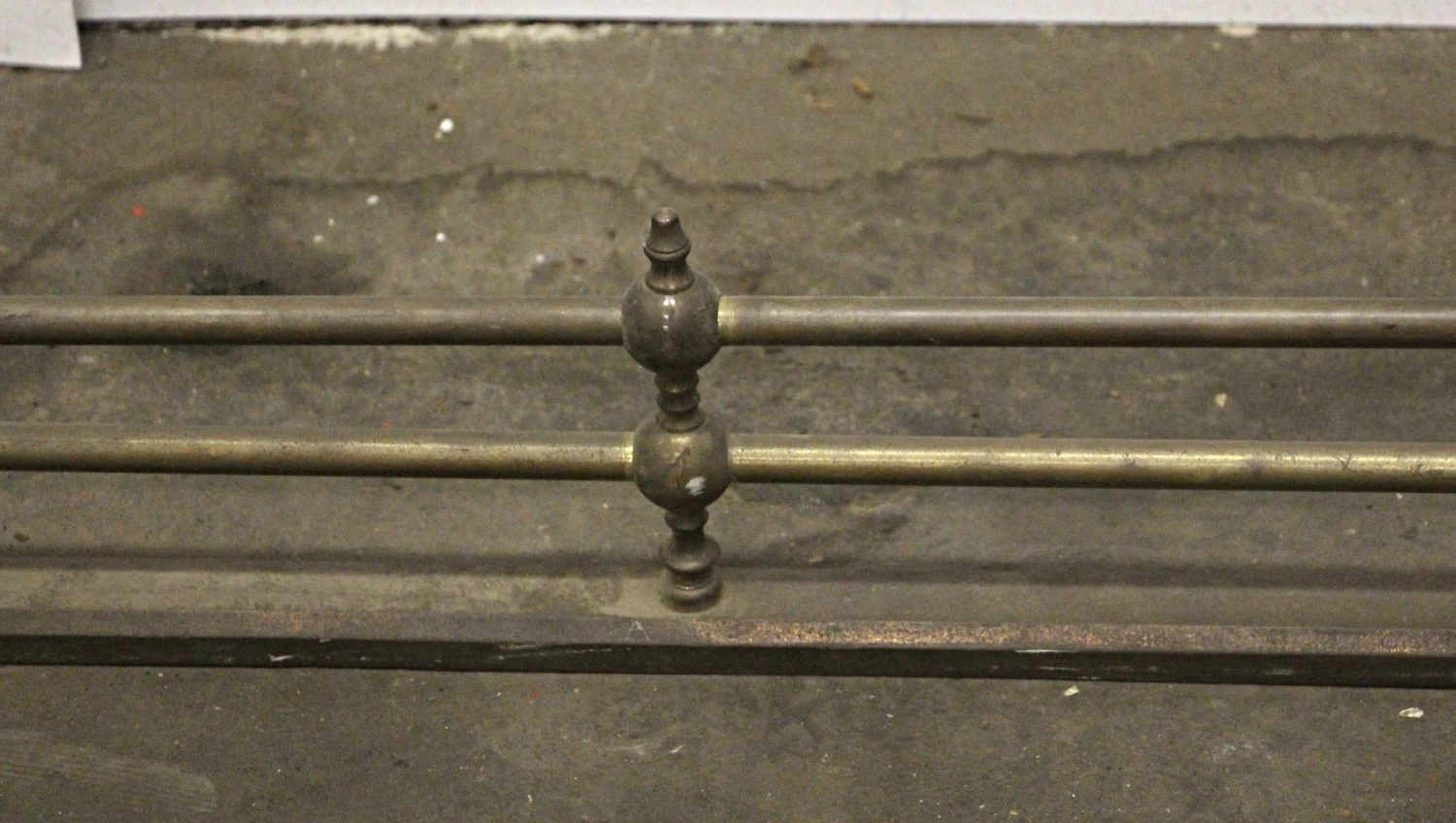 Traditional Antique 5 Foot Brass Fireplace Fender 5 Traditional Antique 5 Foot Brass Fireplace Fender - Image 3