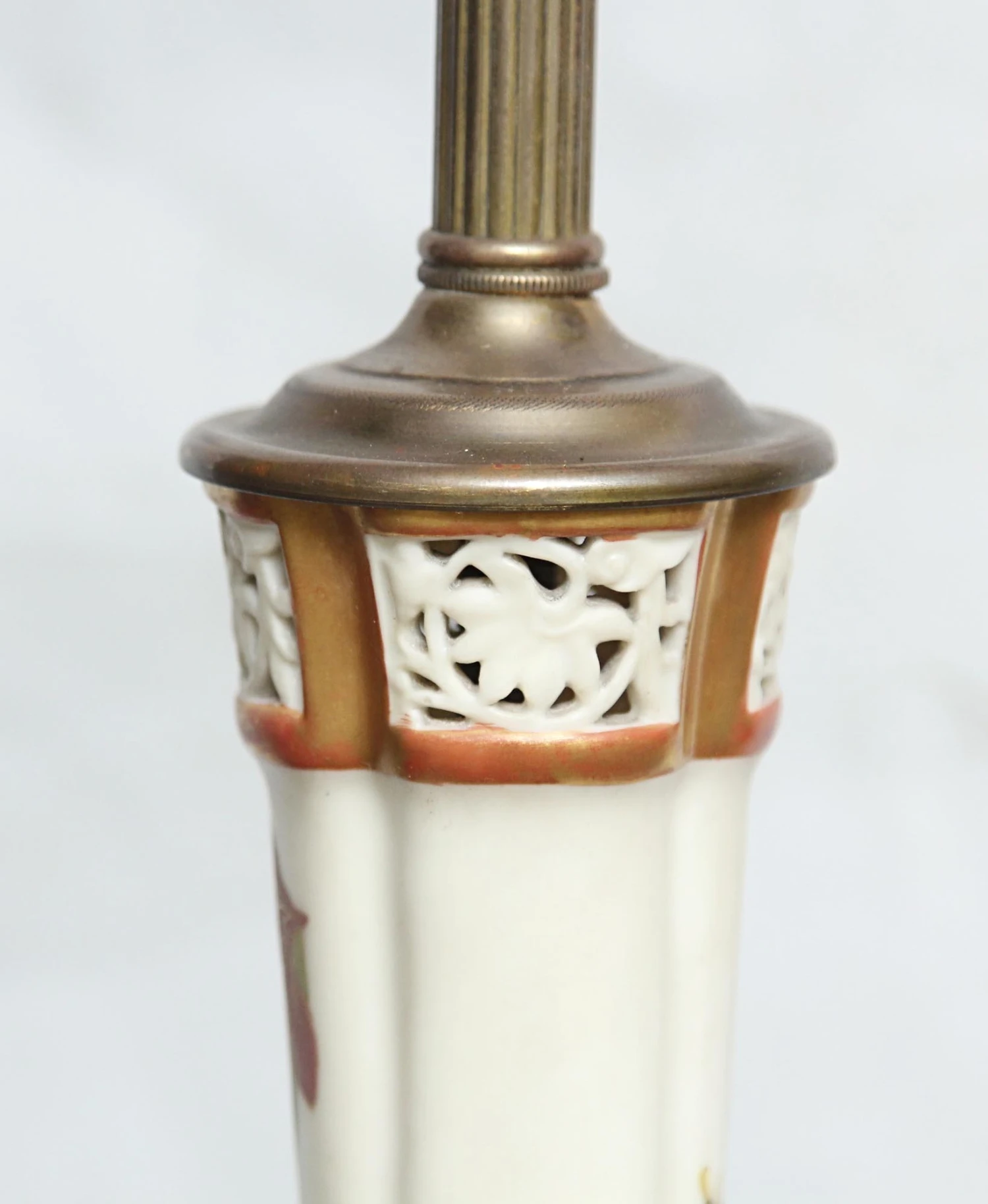 Vintage Hand Painted Oriental Floral Brass Base Table Lamp 5 Vintage Hand Painted Oriental Floral Brass Base Table Lamp - Image 3
